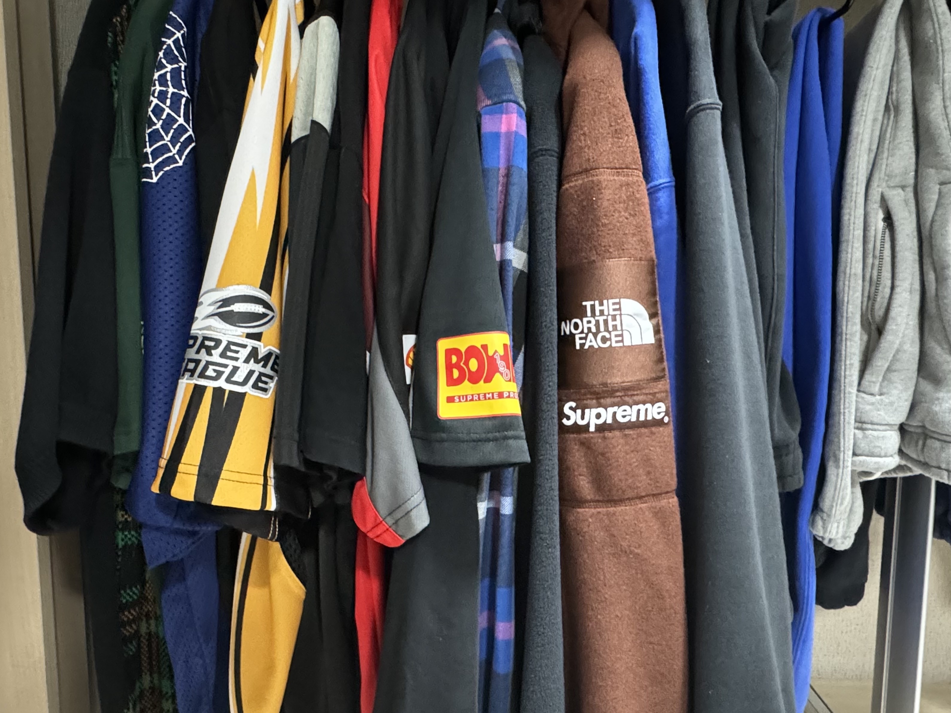 Supreme x The North Face Summit Series Rescue Baltoro Jacket Multi Camo - 22SS, Supreme x The North Face Split Nuptse Jacket Black - 24SS 착용 스타일 - 2