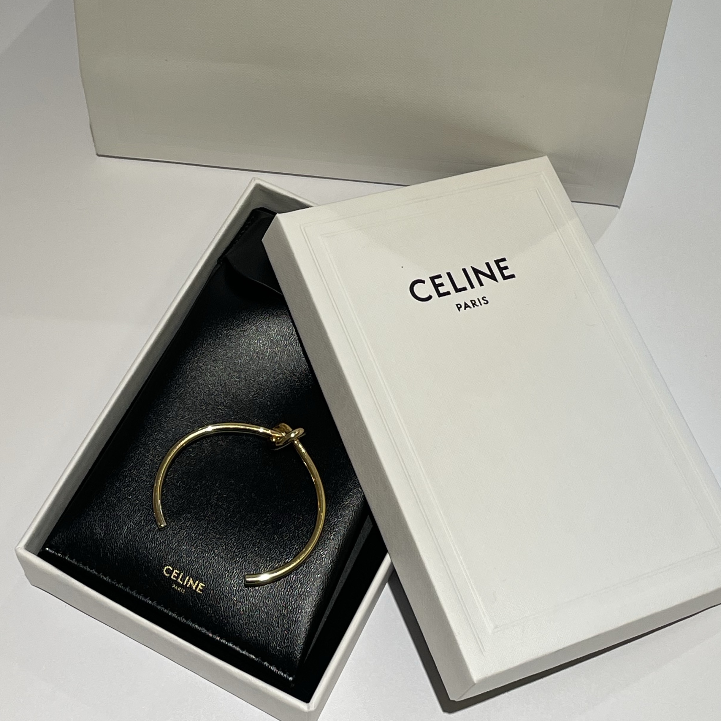 (W) Celine Knot Extra Thin Bracelet in Brass with Gold Finish Gold 착용 스타일 - 1