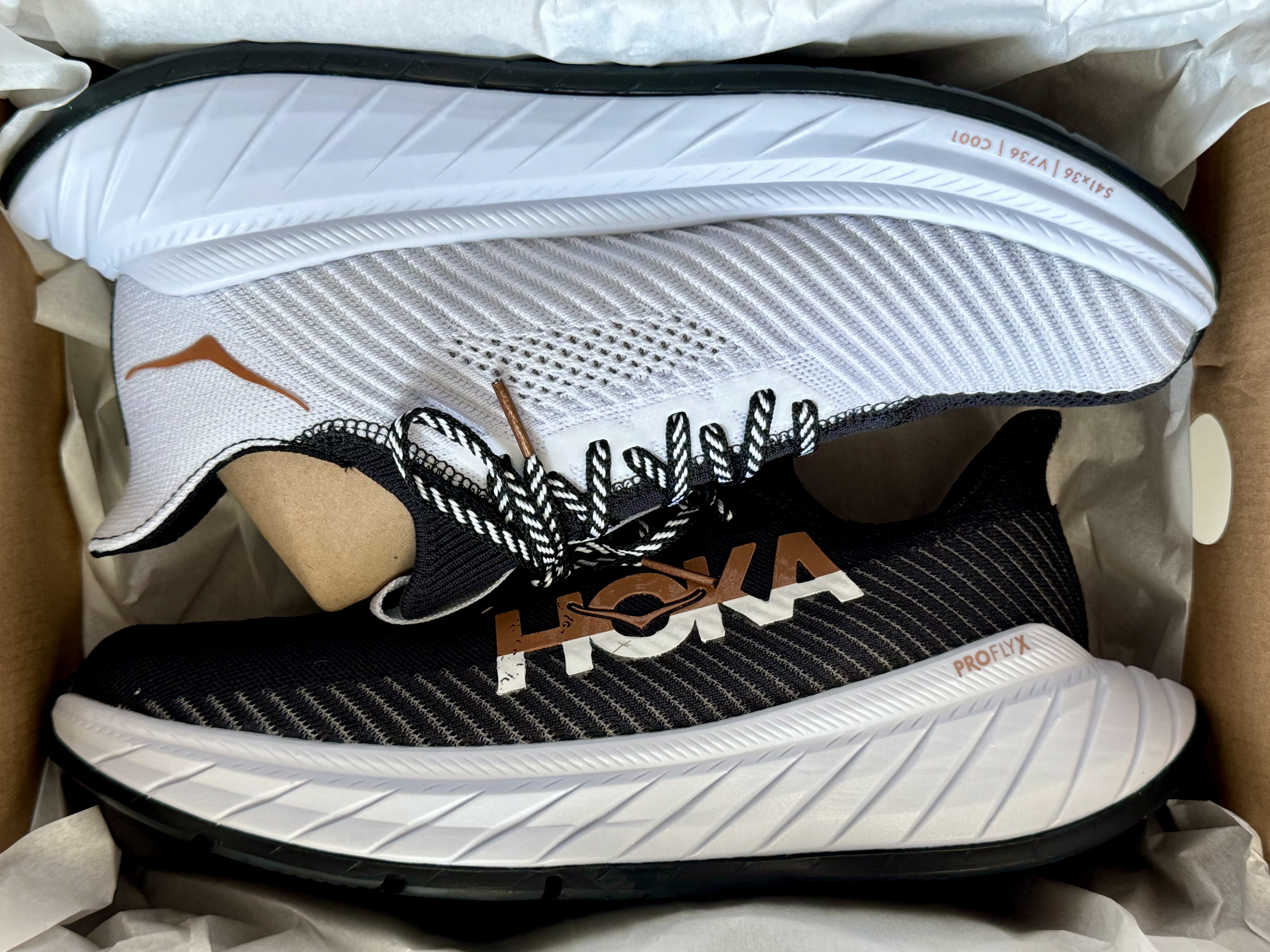 Hoka Carbon X 3 Black White 착용 스타일 - 4