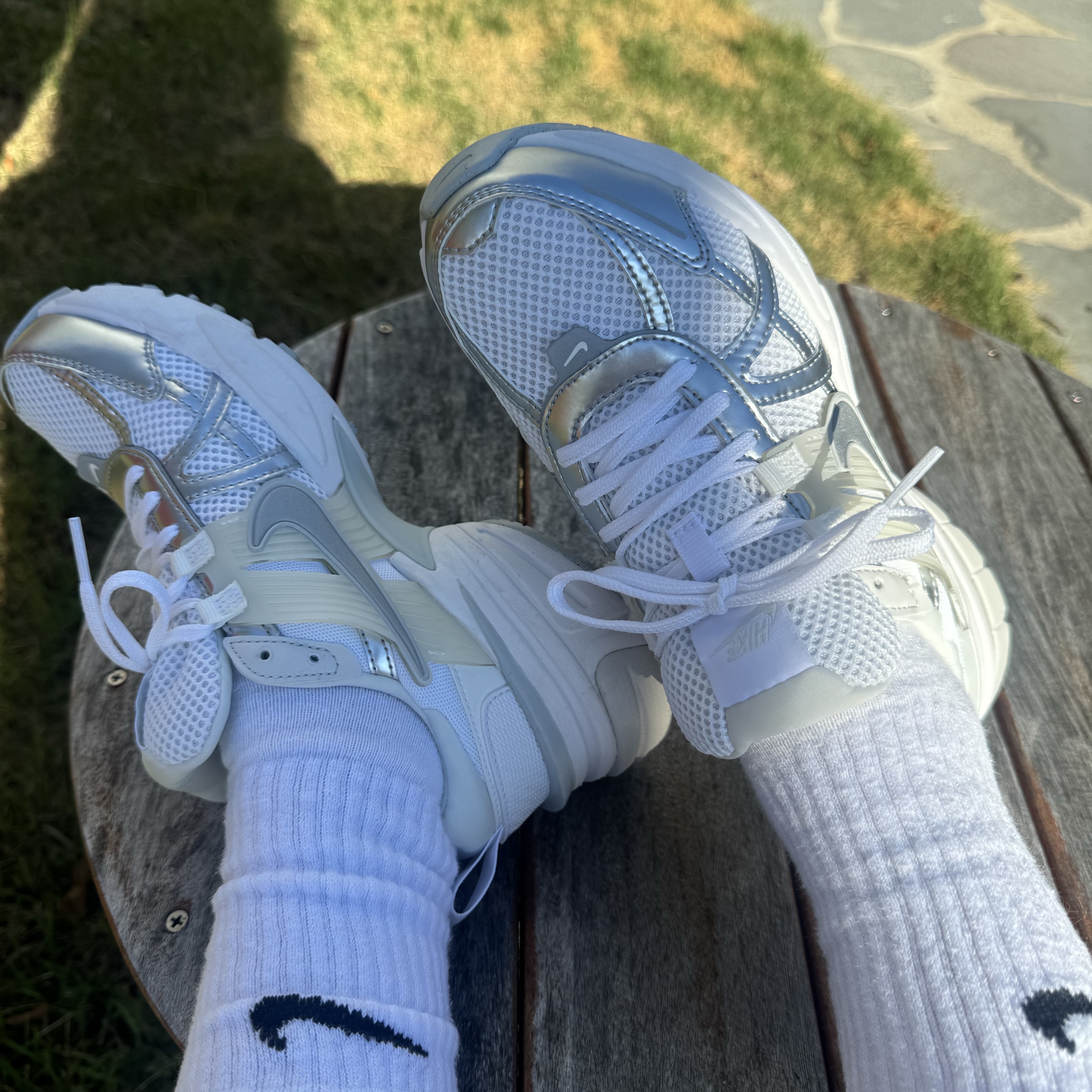Nike V2K Run Metallic Silver White 착용 스타일 - 1