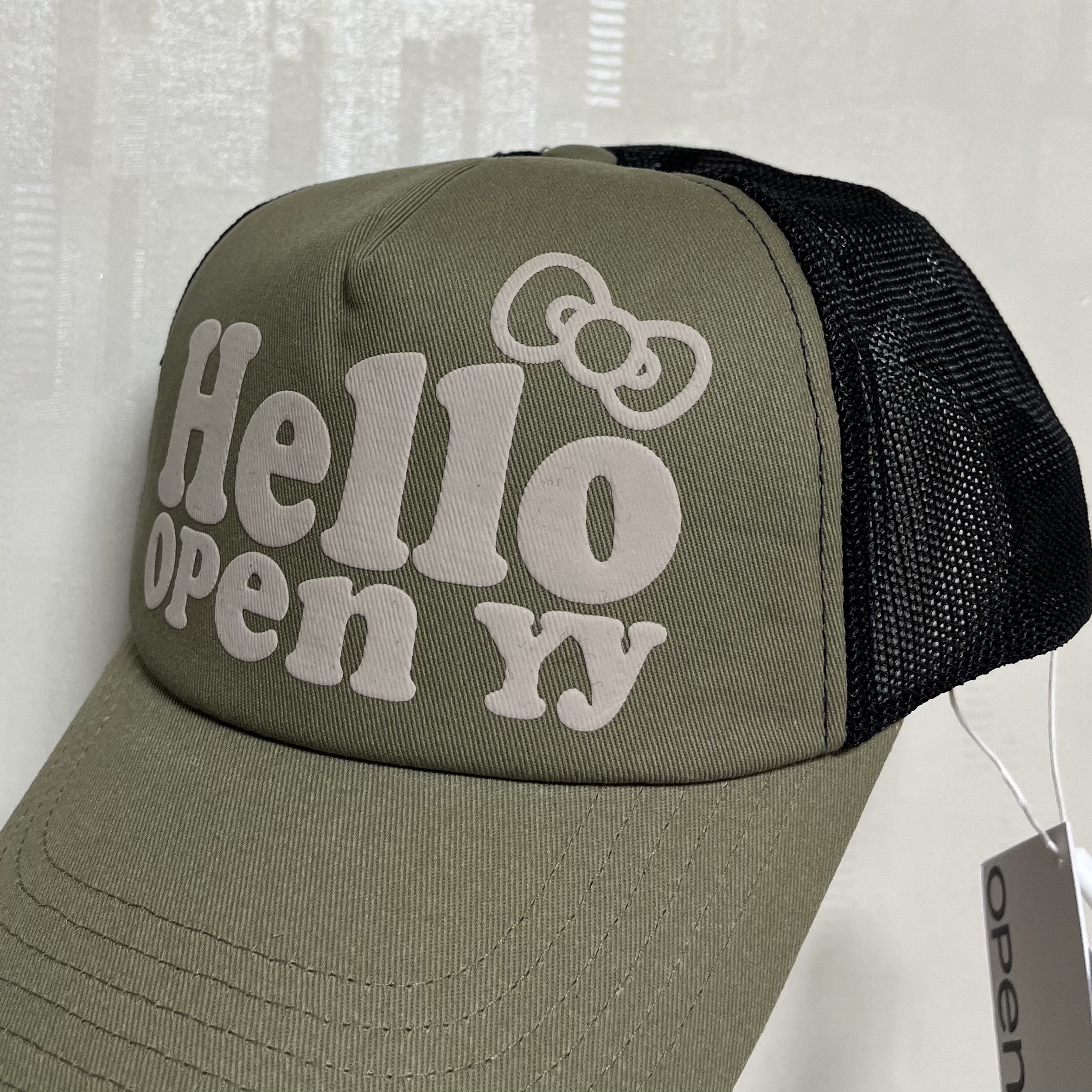Open Yy x Hello Kitty Hello Trucker Cap Khaki 착용 스타일
