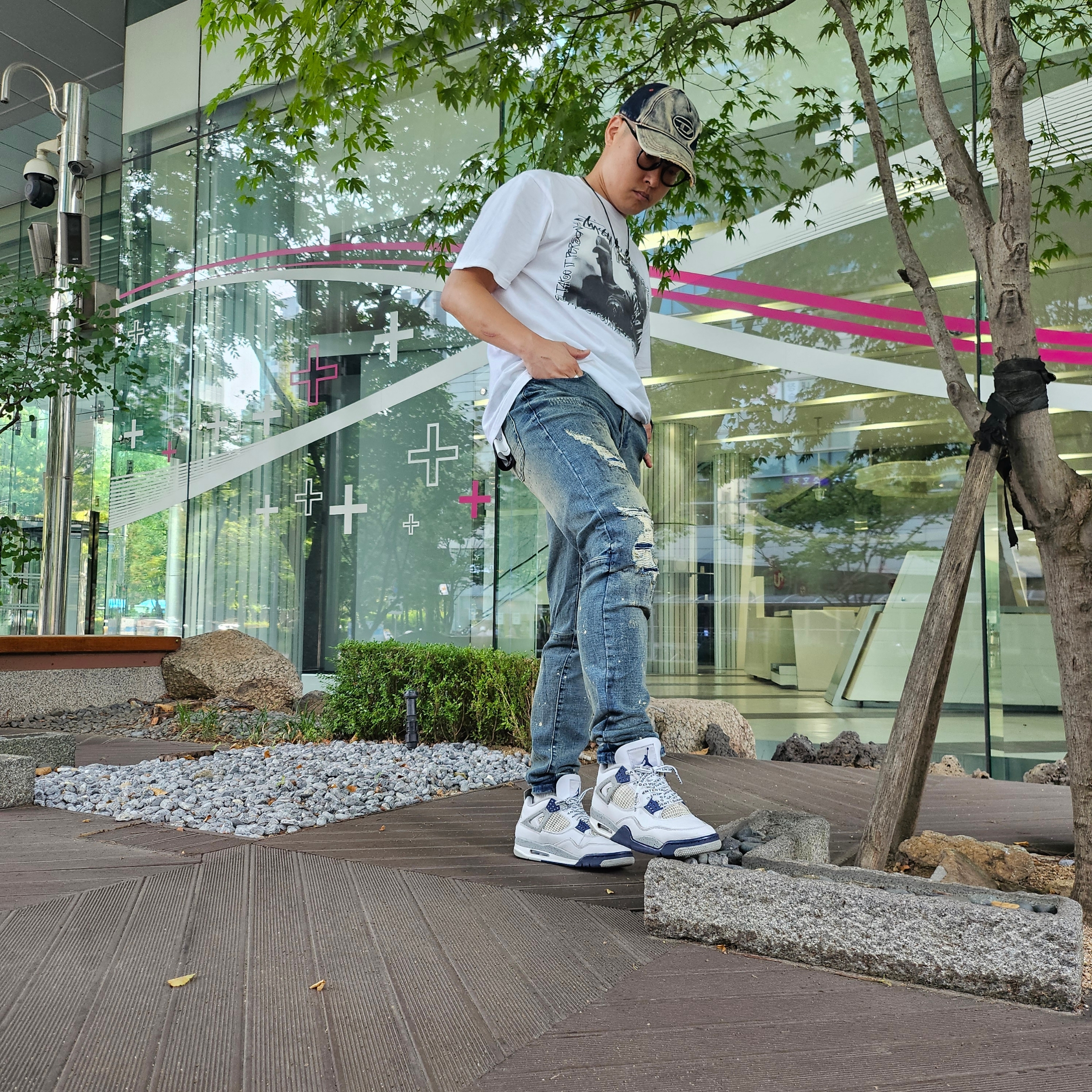 Diesel C-Seymon Treated Denim Baseball Cap Blue White, Stussy x Gang Starr Take It Personal T-Shirt White 착용 스타일 - 1
