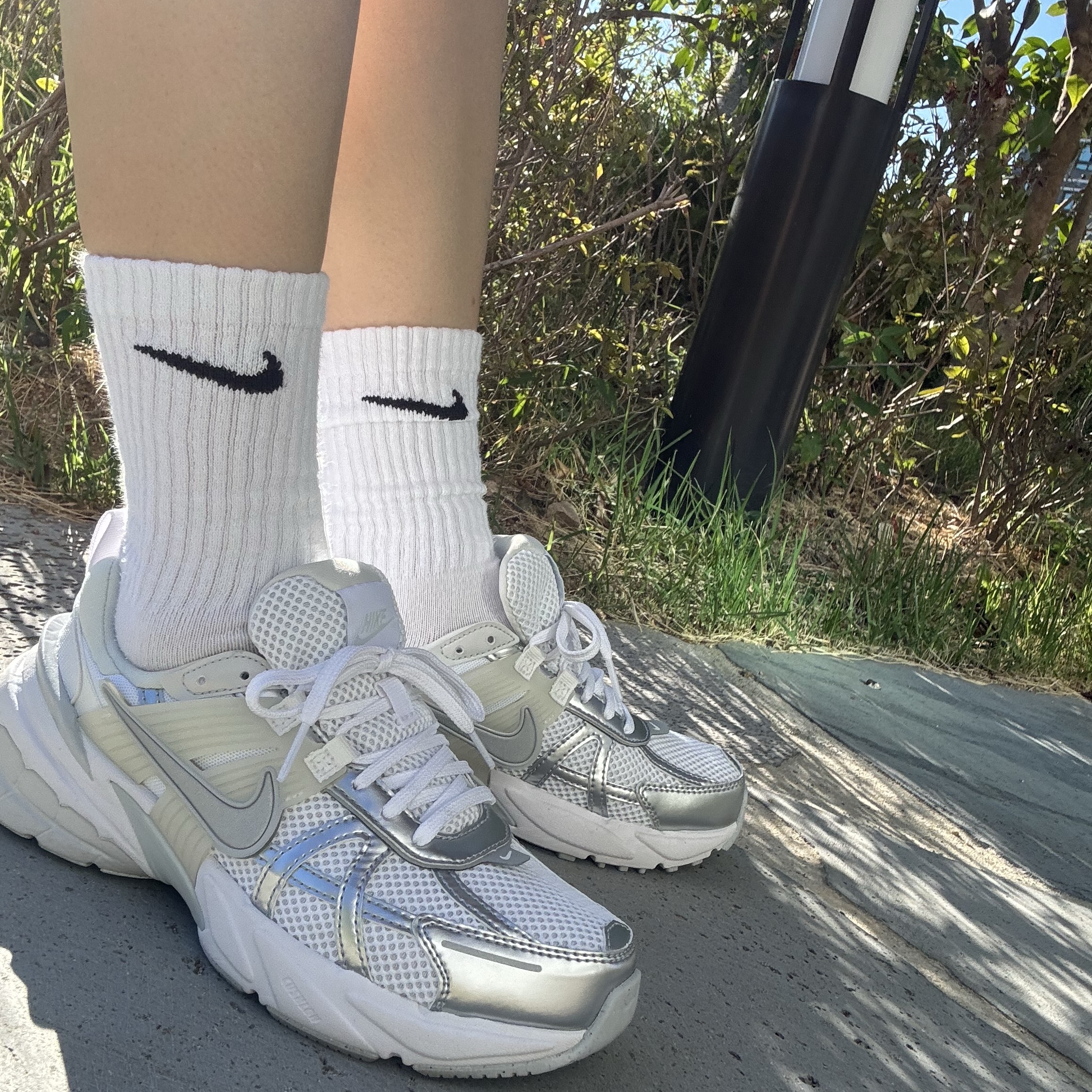 Nike V2K Run Metallic Silver White 착용 스타일 - 3