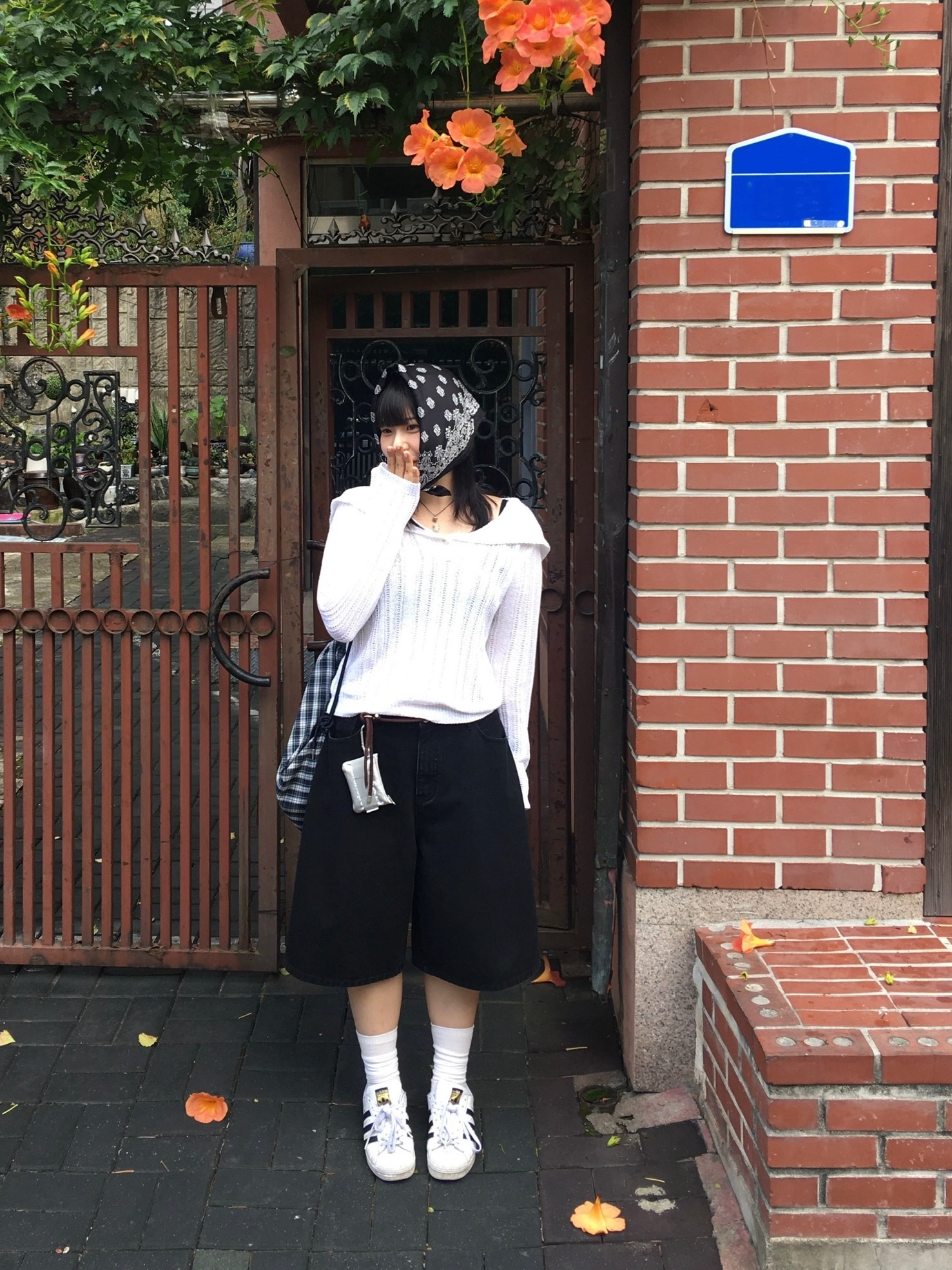 [KREAM 단독] Safarispot Basic Safari Keyring Card Wallet Sliver, Adidas Superstar White Black 착용 스타일 - 2