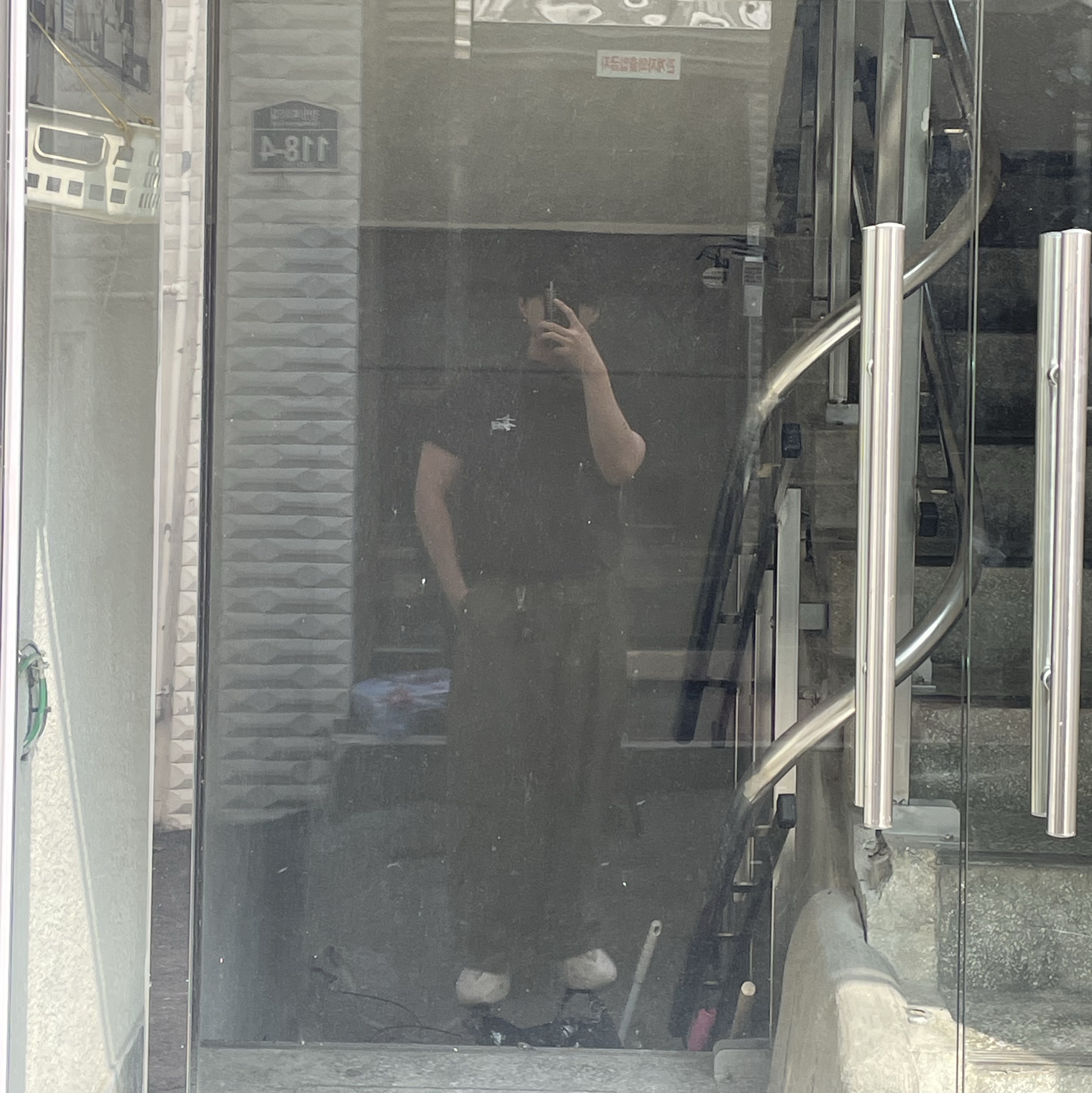 Adidas Yeezy Foam RNNR Sand, Stussy Basic Stussy T-Shirt Black 2024, 2025 착용 스타일