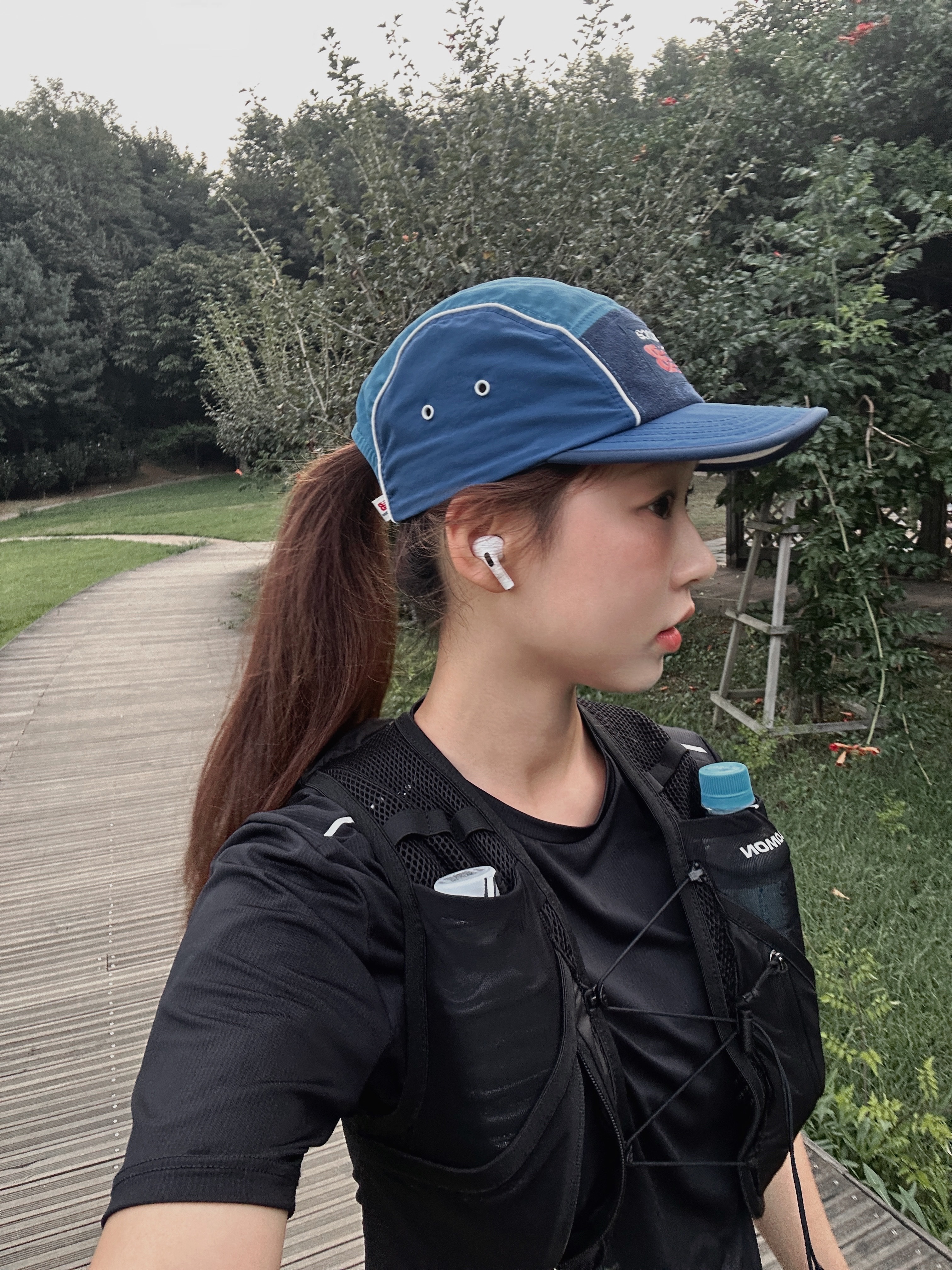 Salomon Active Skin 8 Set Black Metal, Oakley Eye Jacket Redux Silver Frame Prizm Black Polarized Lenses High Bridge Fit 착용 스타일 - 5