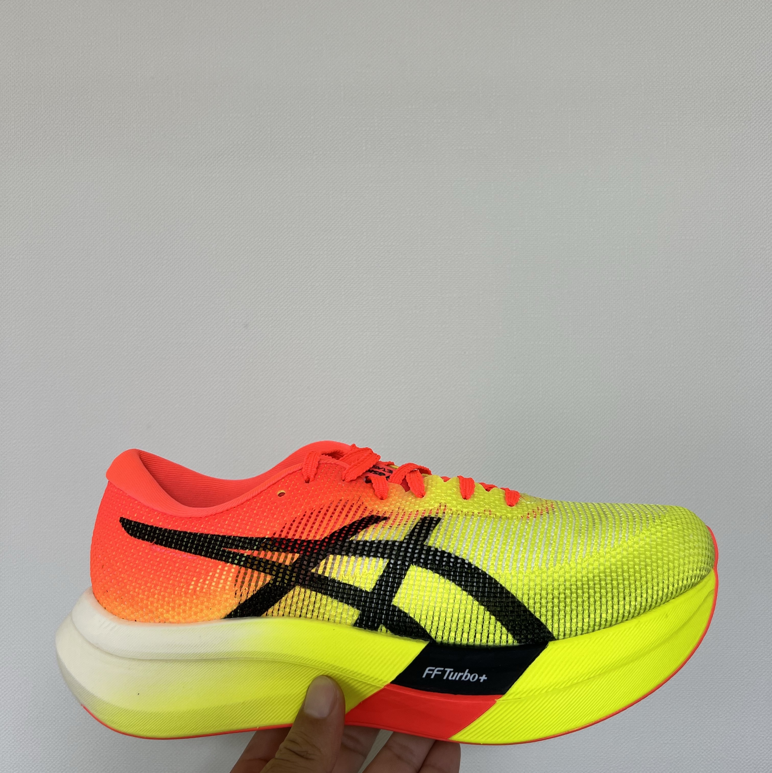Asics Metaspeed Sky Paris Safety Yellow Black 착용 스타일 - 1