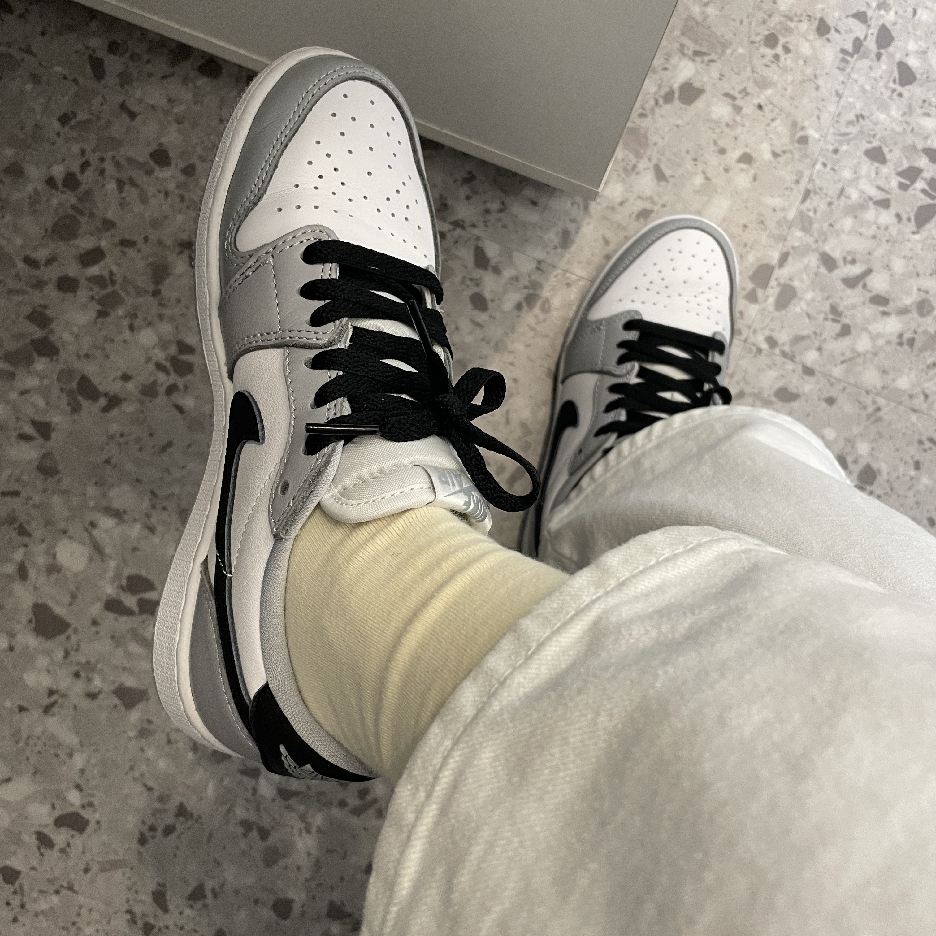 (GS) Jordan 1 Retro Low OG Wolf Grey and White 착용 스타일
