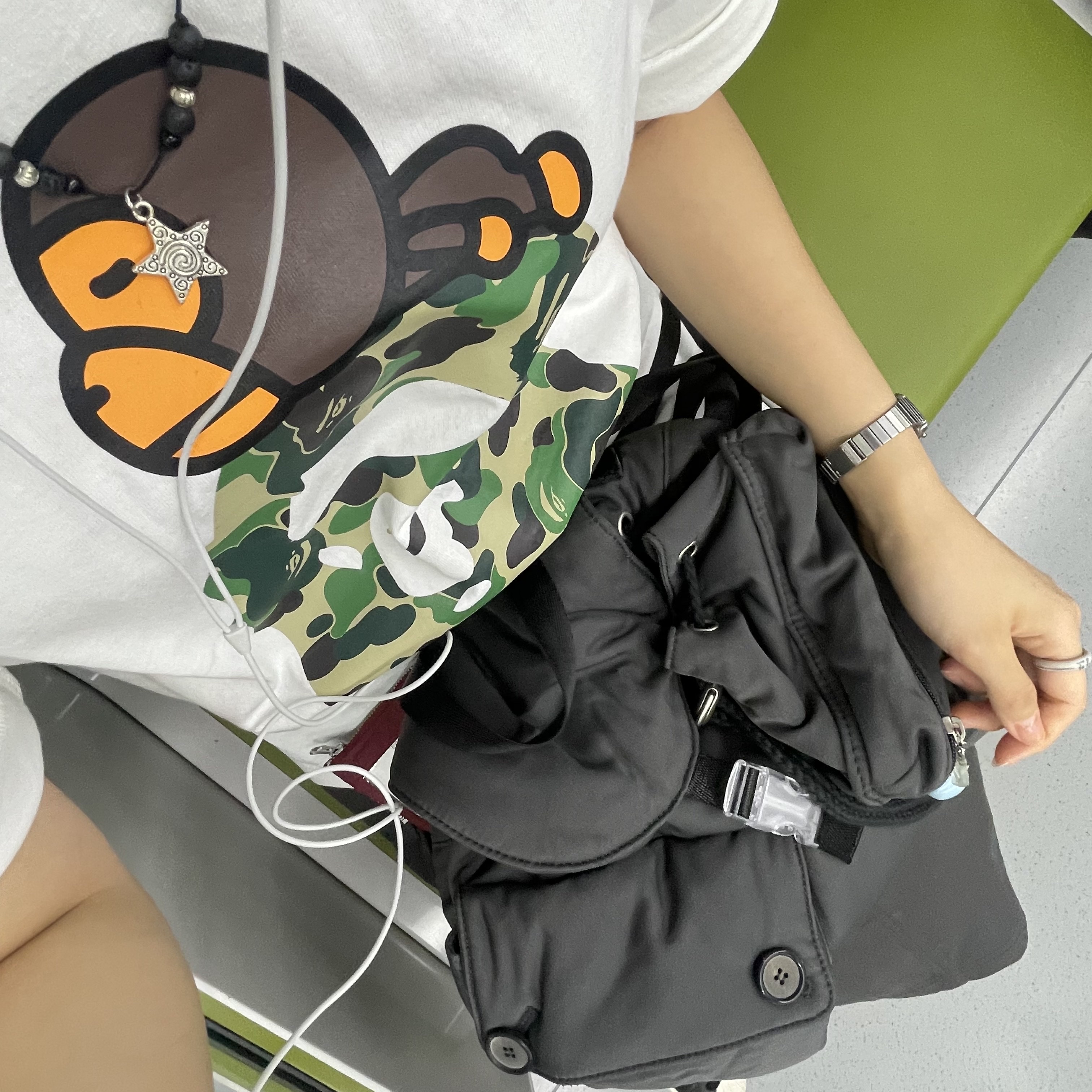 BAPE ABC Camo Milo on Big Ape T-Shirt White Green 착용 스타일 - 4