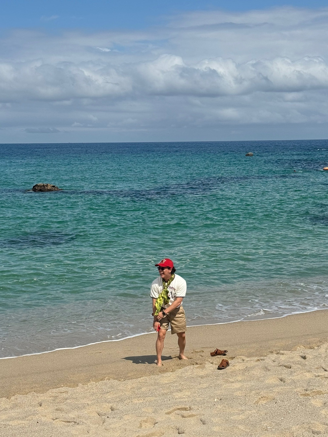 The Real McCoy's Logo Baseball Cap Red, Buzz Rickson's Early Military Chinos Mod 1945 Model Shorts Beige 착용 스타일