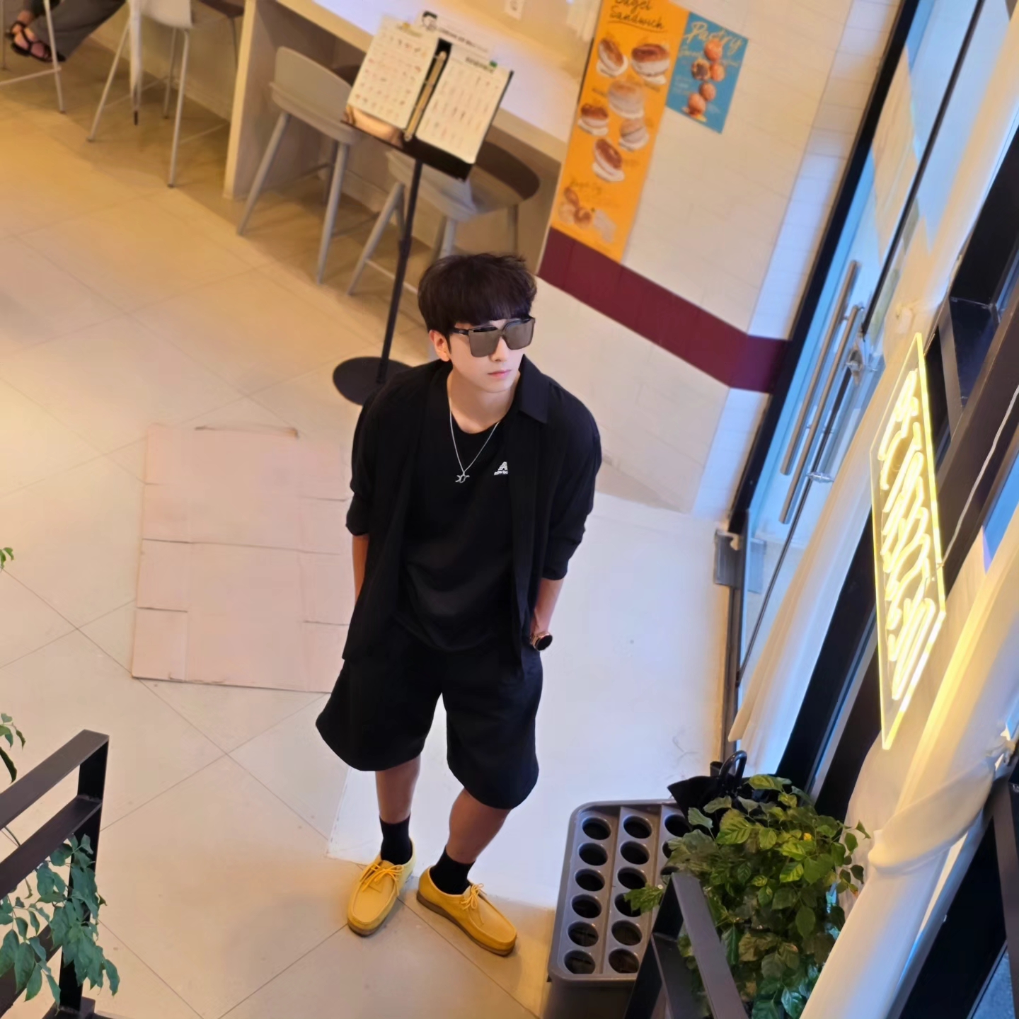 Samsung Galaxy Watch6 44mm LTE Silver (Korean Ver.), Clarks Wallabee Yellow Suede 착용 스타일 - 5