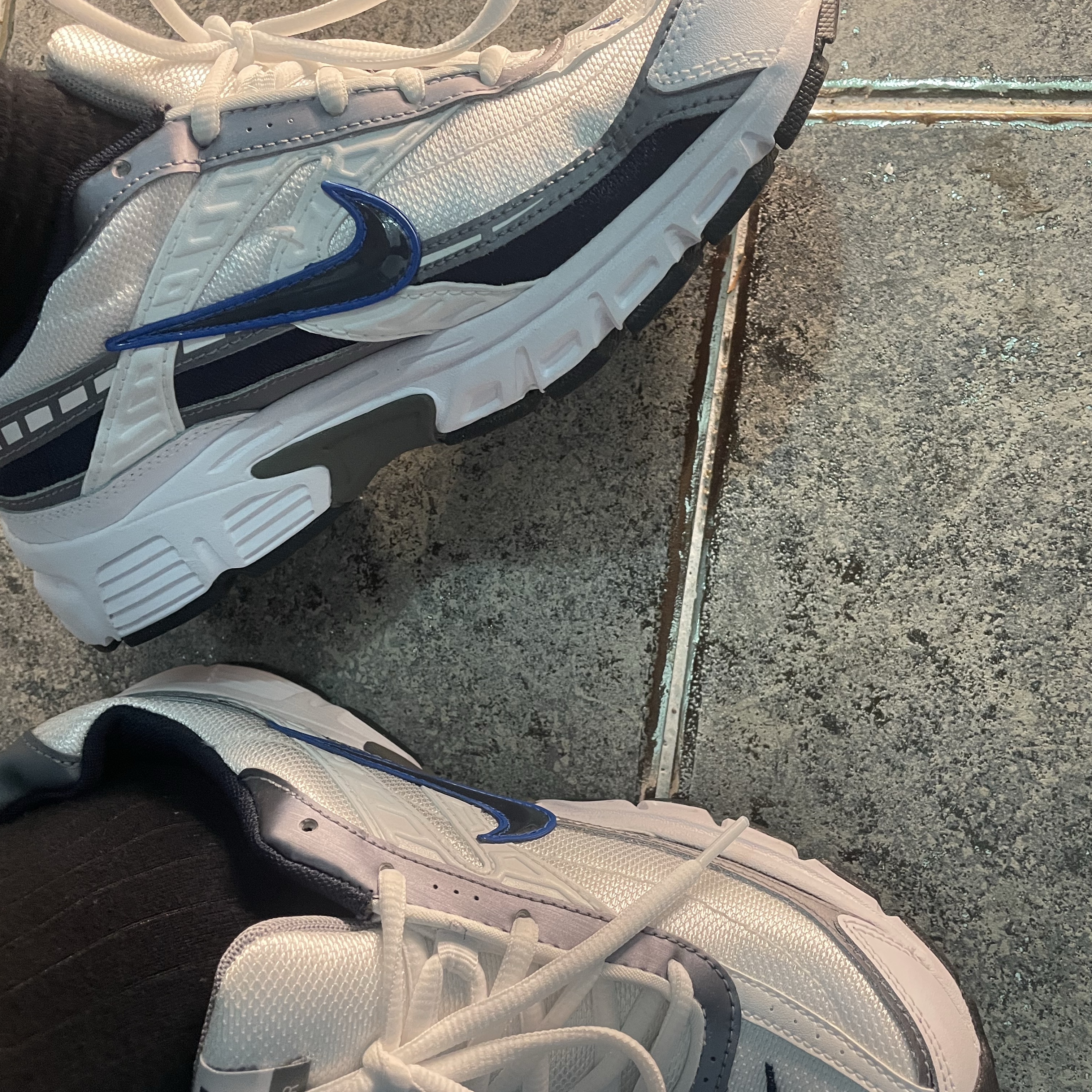 Nike Initiator White Obsidian Metallic Cool Grey 착용 스타일 - 1