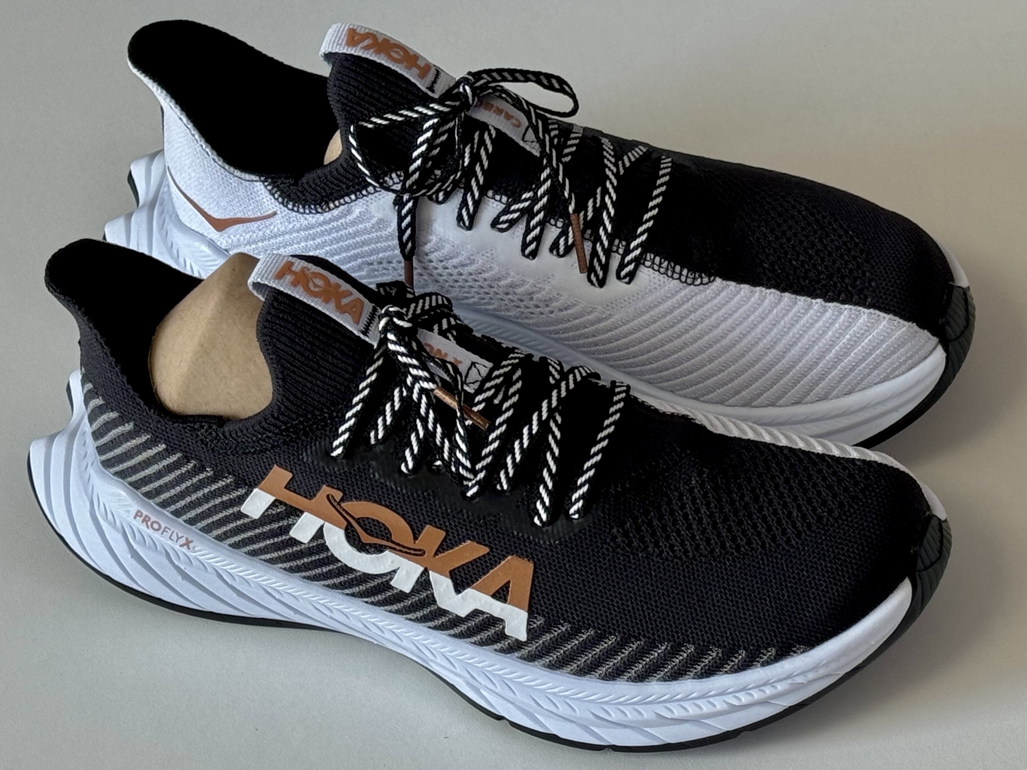Hoka Carbon X 3 Black White 착용 스타일 - 2