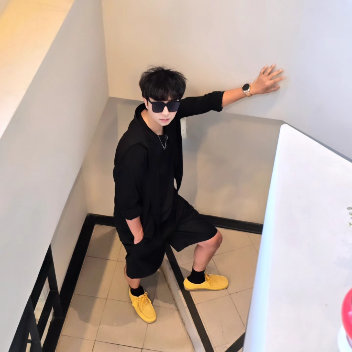 Samsung Galaxy Watch6 44mm LTE Silver (Korean Ver.), Clarks Wallabee Yellow Suede 착용 스타일 - 3