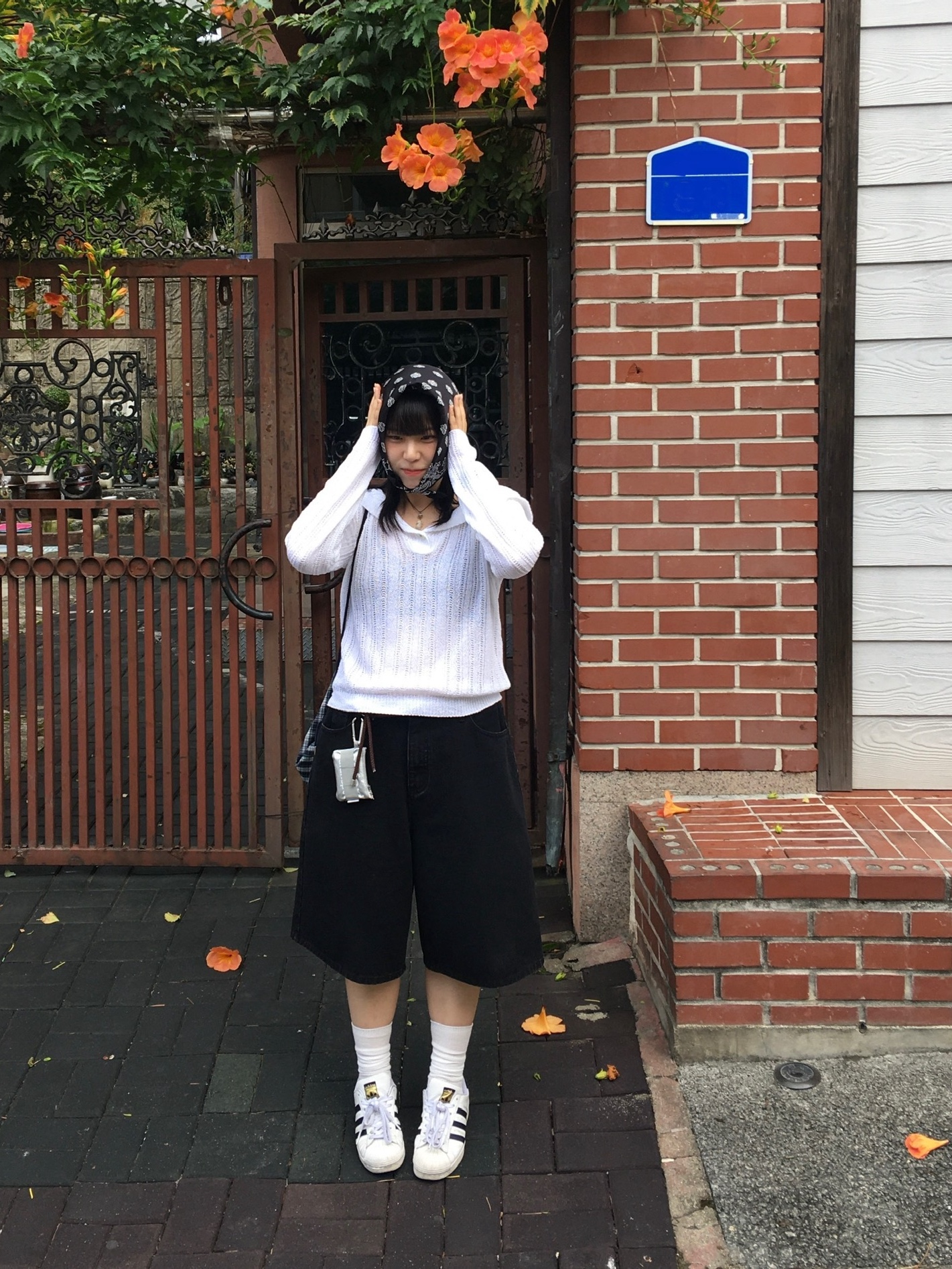 [KREAM 단독] Safarispot Basic Safari Keyring Card Wallet Sliver, Adidas Superstar White Black 착용 스타일 - 3