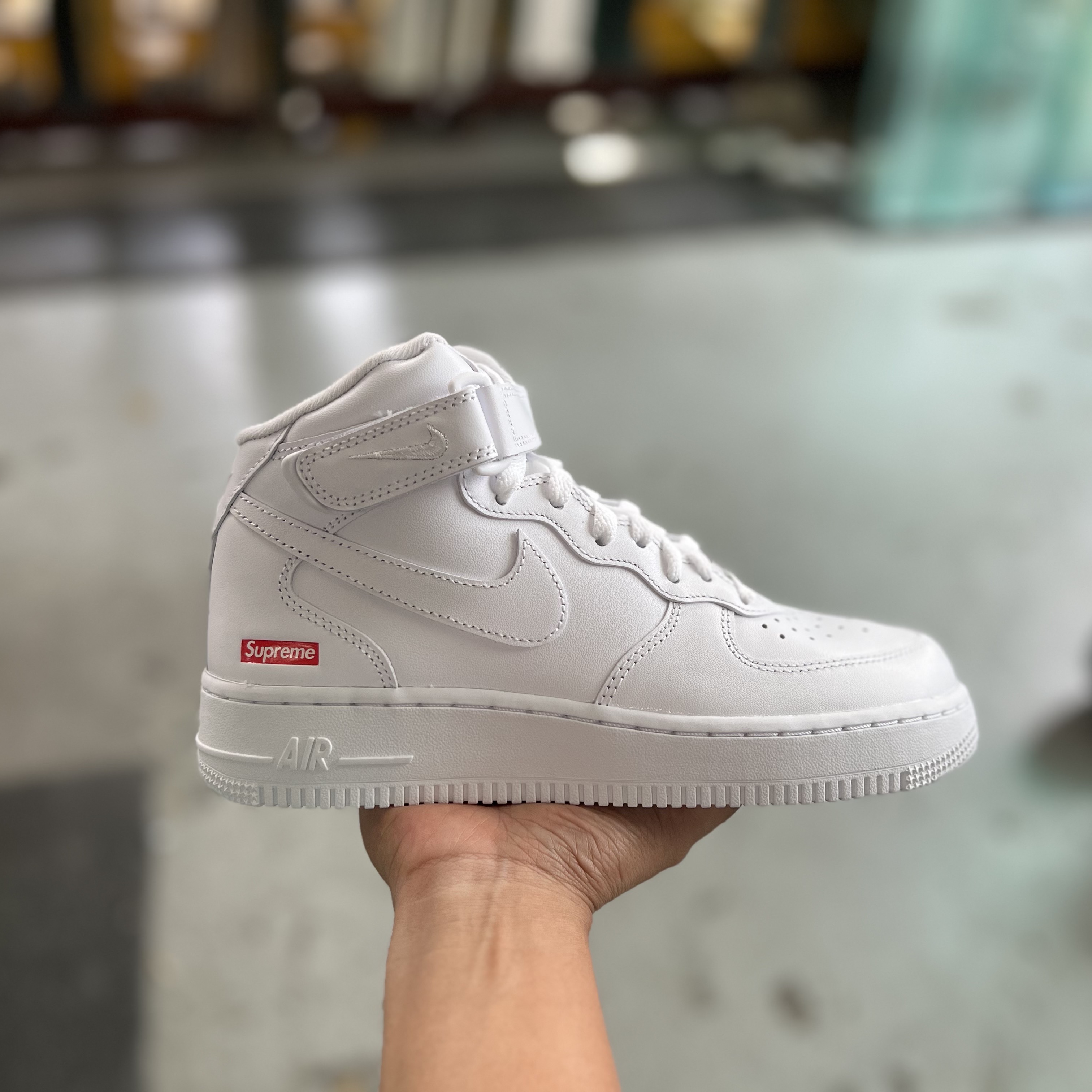 Nike x Supreme Air Force 1 Mid White 착용 스타일