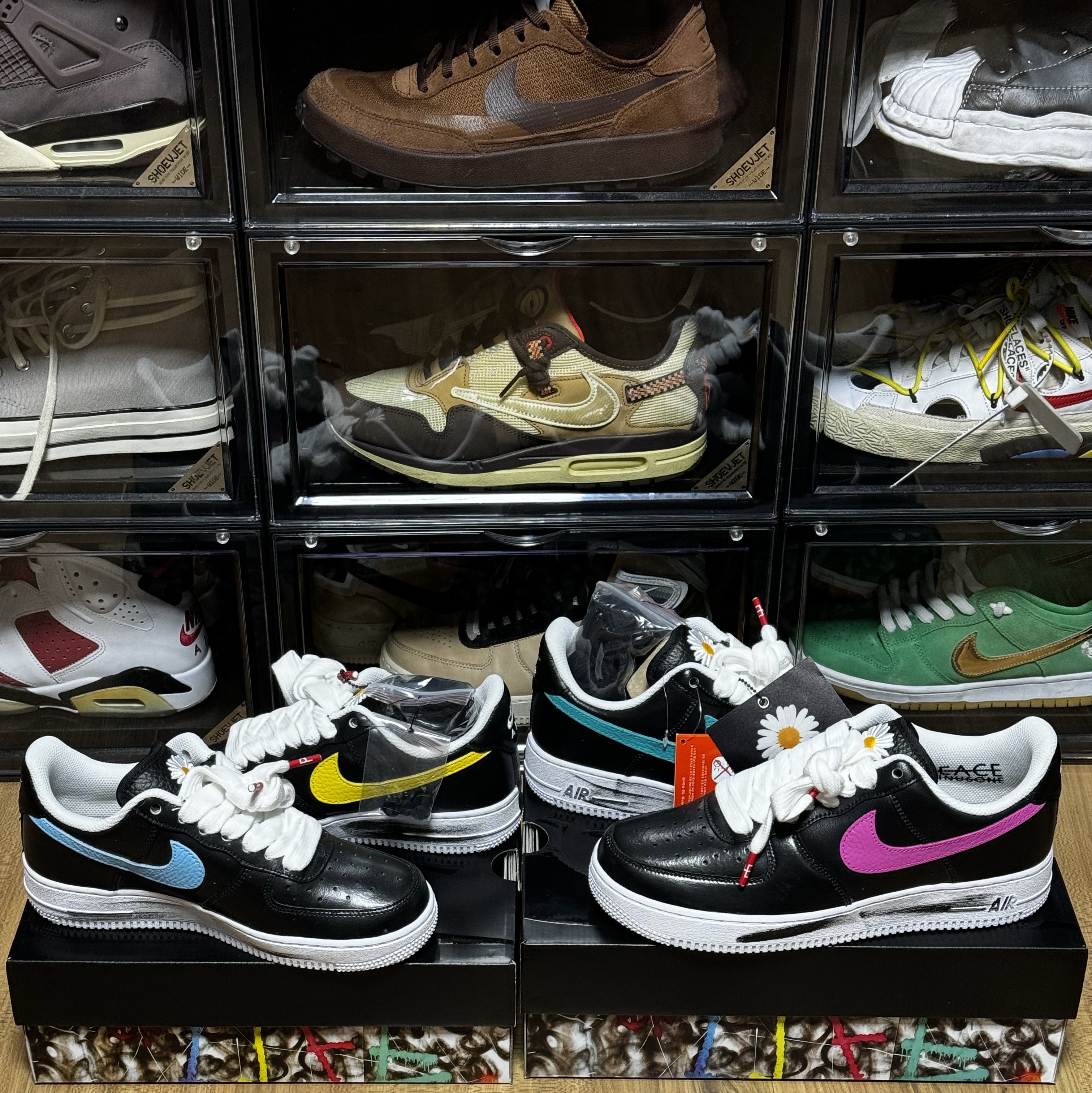 Jordan 4 x A Ma Maniere Retro Violet Ore, Converse x Fear of God Essentials Chuck 70 Hi Grey 착용 스타일