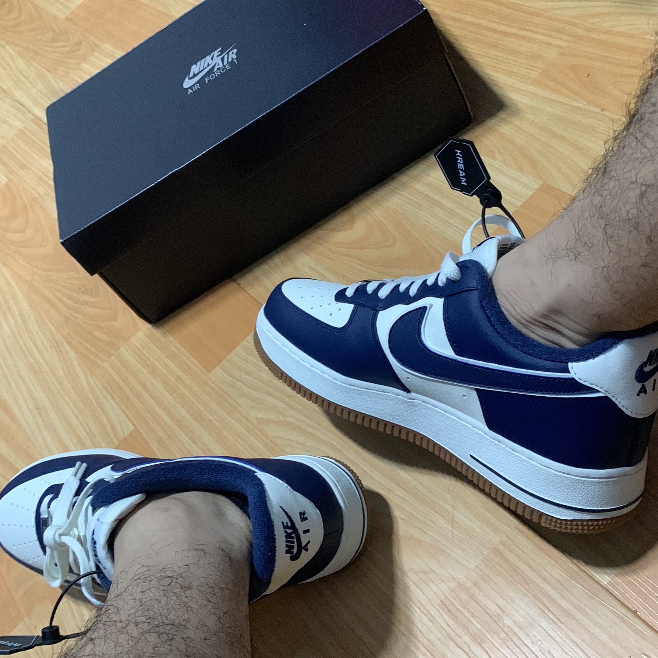 Nike Air Force 1 '07 LV8 Midnight Navy 착용 스타일 - 4