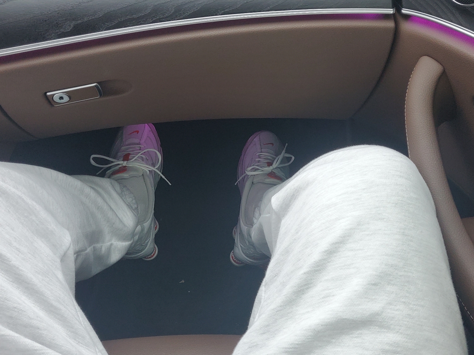 Nike x Supreme Shox Ride 2 SP White 착용 스타일 - 3