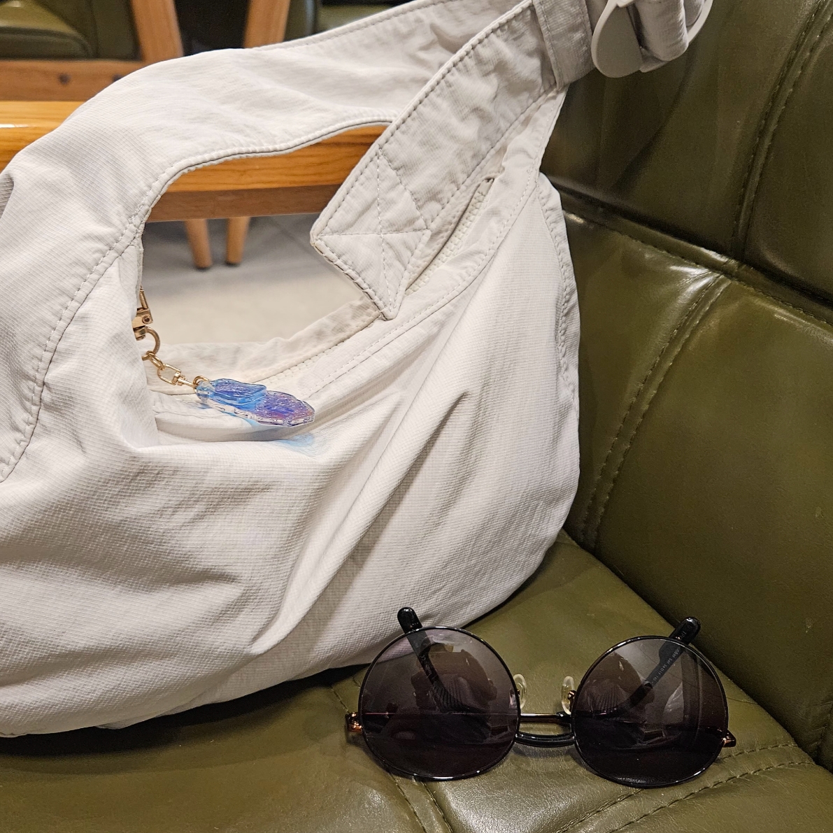 COS Nylon Crossbody Saddle Bag Light Grey Stone 착용 스타일 - 1
