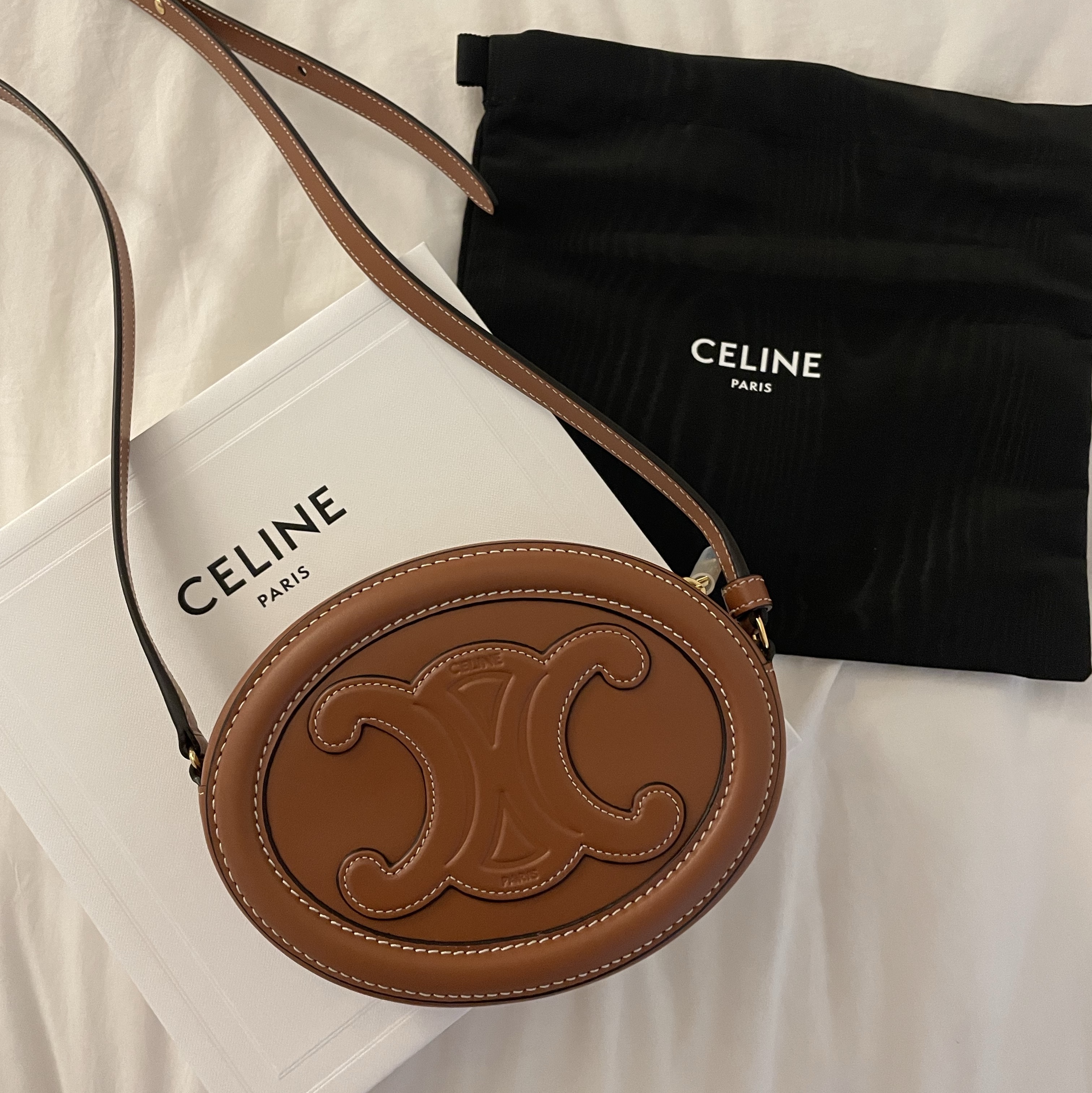 Celine Crossbody Oval Purse Cuir Triomphe in Smooth Calfskin Tan 착용 스타일 - 1