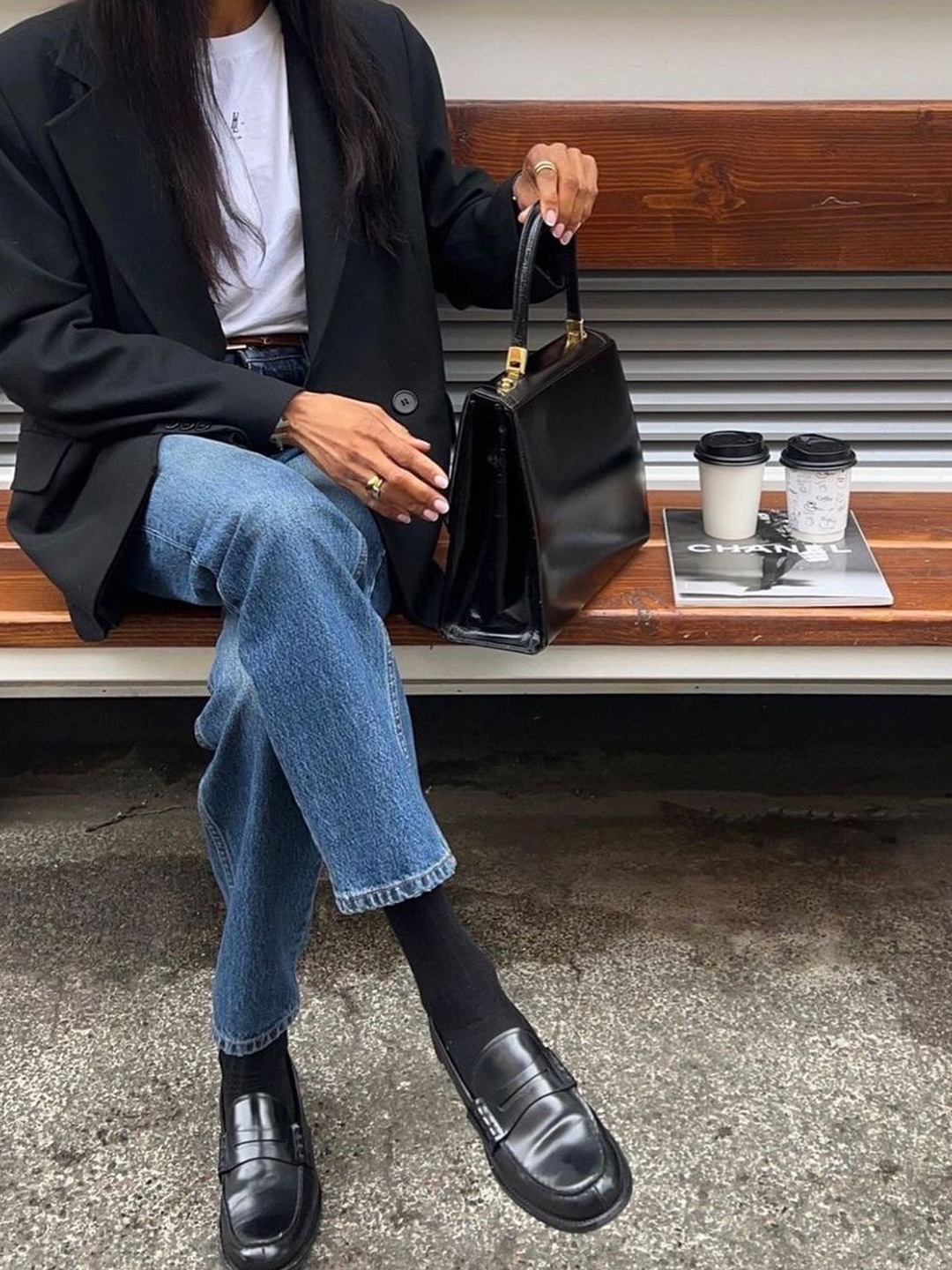 Chanel Vanity With Chain Lambskin & Gold Black (Inside Mirror), Zara x Ader Error Oversize Blazer Black 착용 스타일 - 3