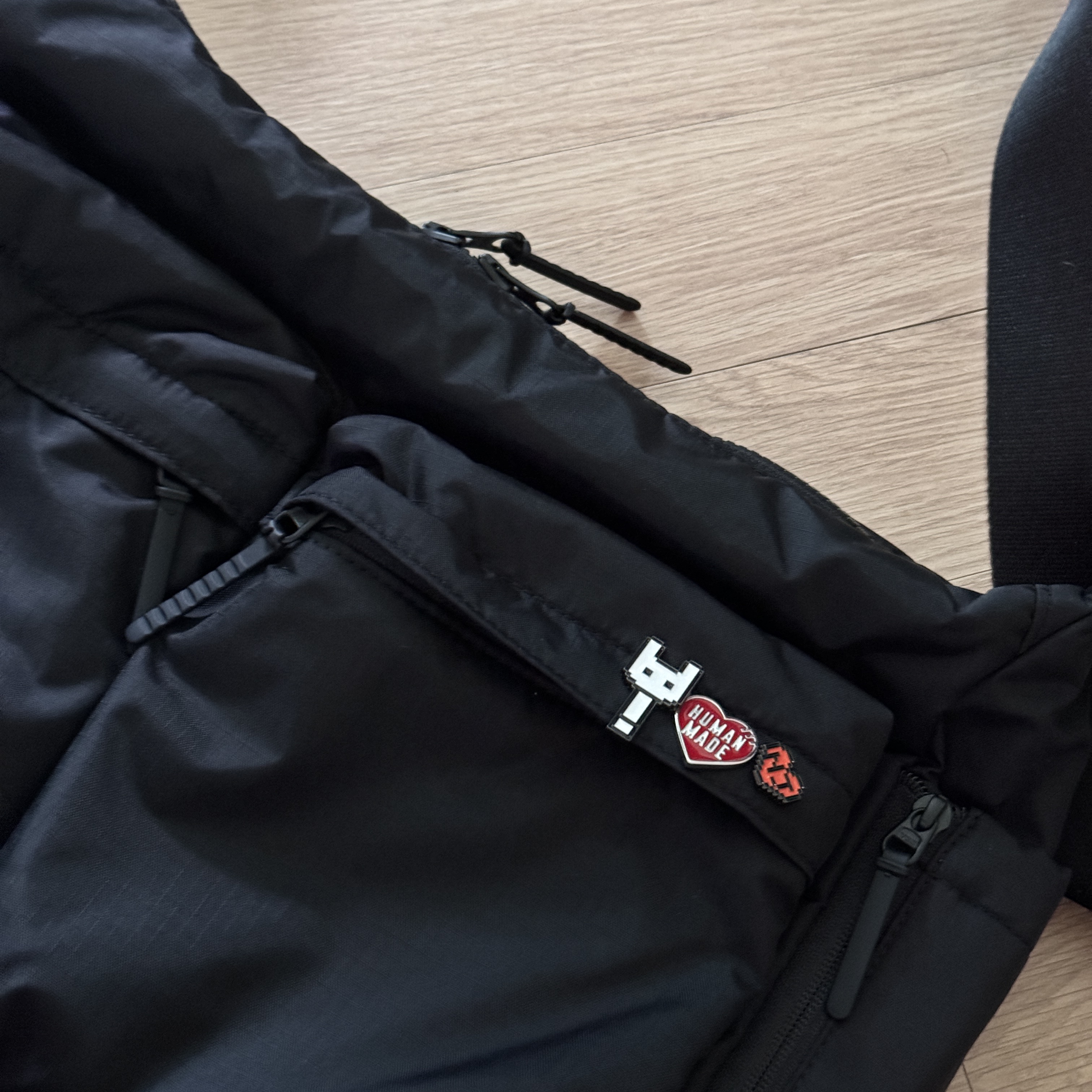 Uniqlo Multi Pocket Shoulder Bag Black, Newjeans x The Powerpuff Girls Metal Pin Badge Bunny 착용 스타일