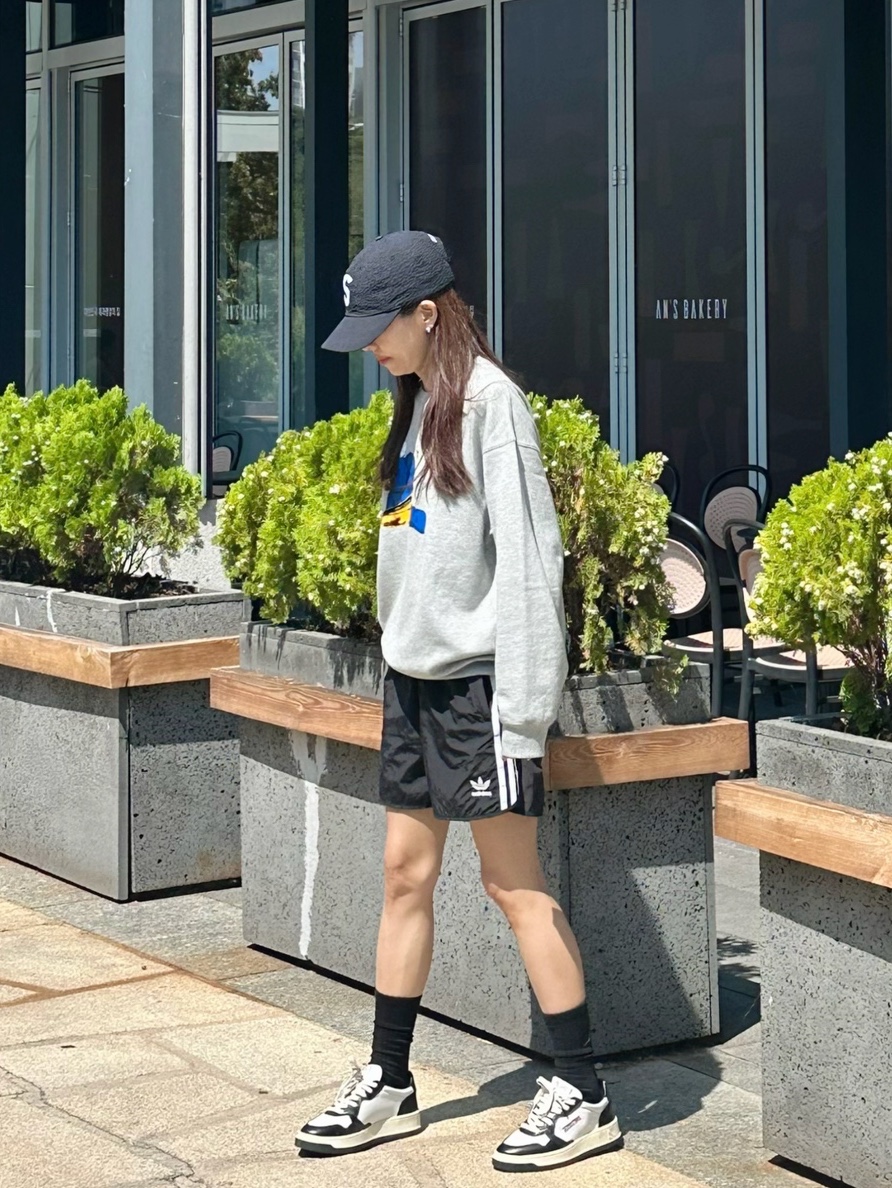 Supreme Seersucker S Logo 6-Panel Black - 24SS, Uniqlo UT x Kaws x Warhol Sweatshirt Heather Gray 착용 스타일 - 2