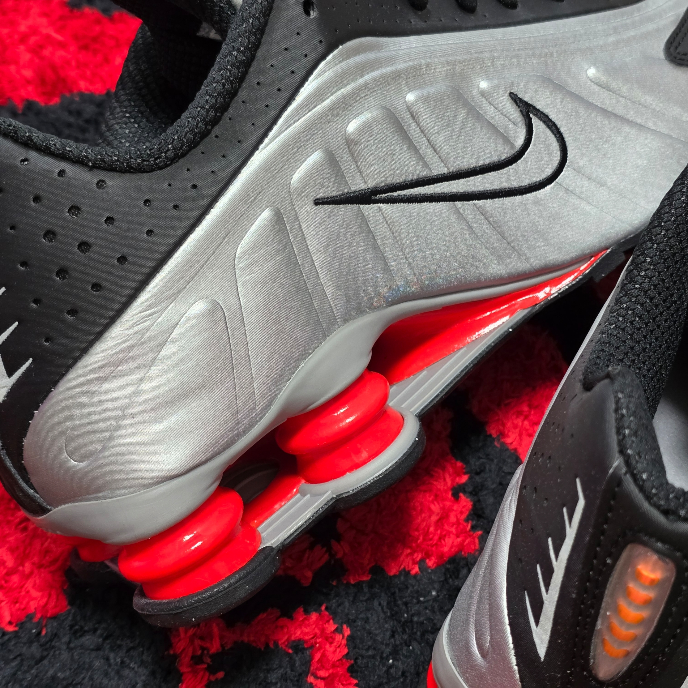 Nike Shox R4 Black and Metallic Silver 착용 스타일