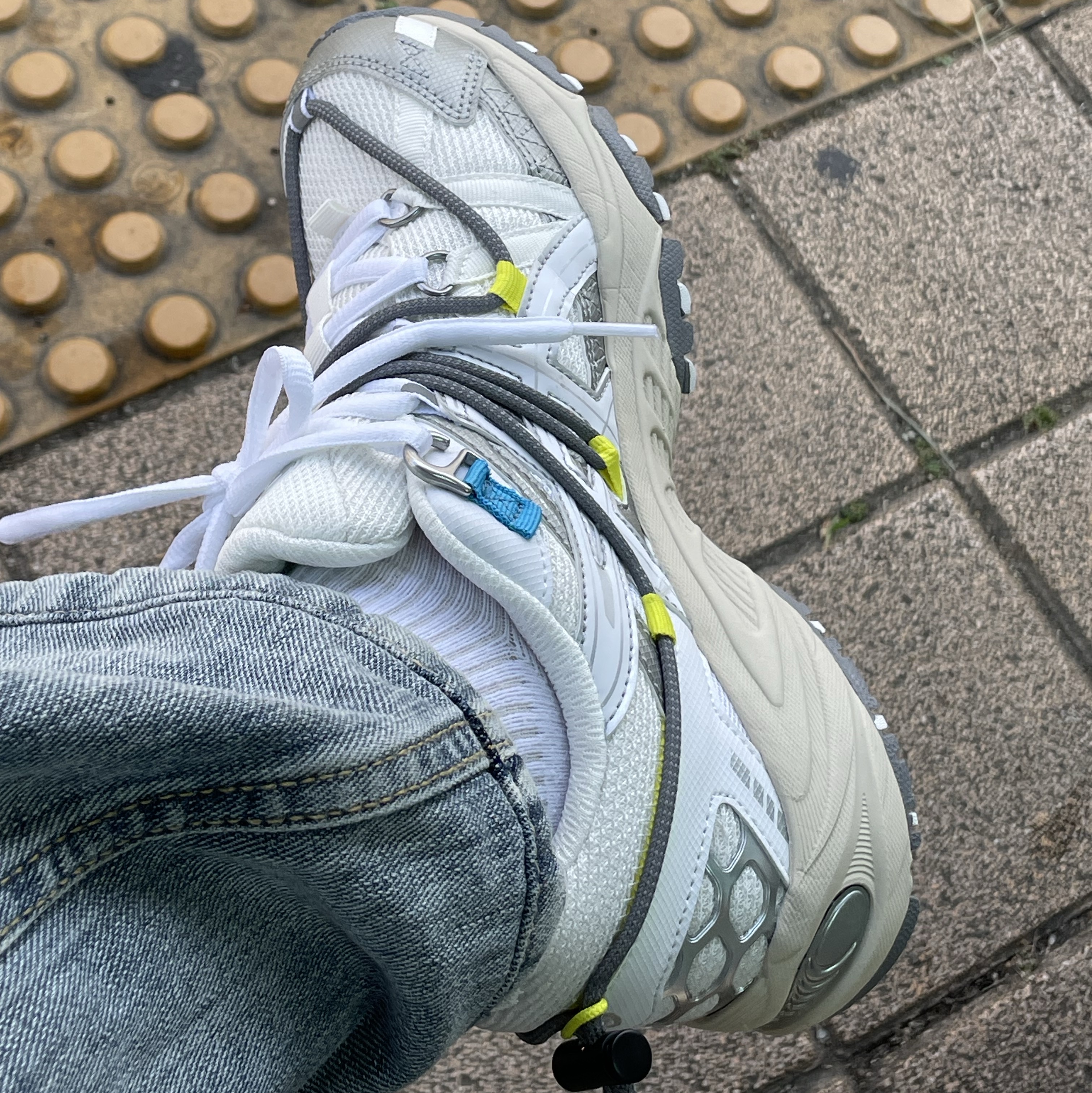 Asics Gel-Kahana TR V2 White Grey Yellow 착용 스타일