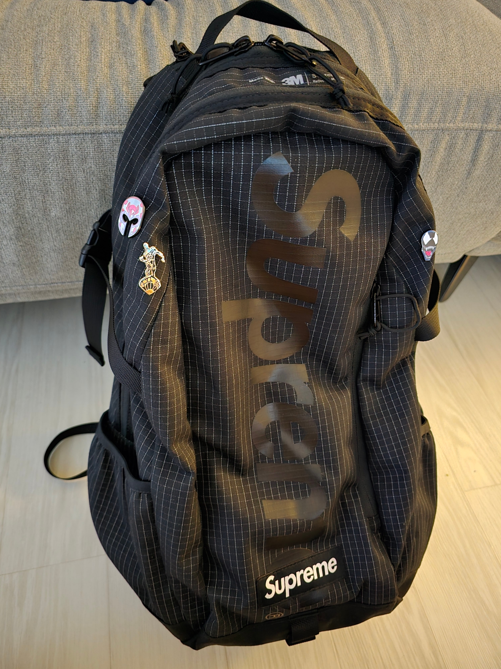 Supreme Backpack Black - 24SS, Kith x Marvel Super Villain Pin Multicolor (Set of 6) 착용 스타일