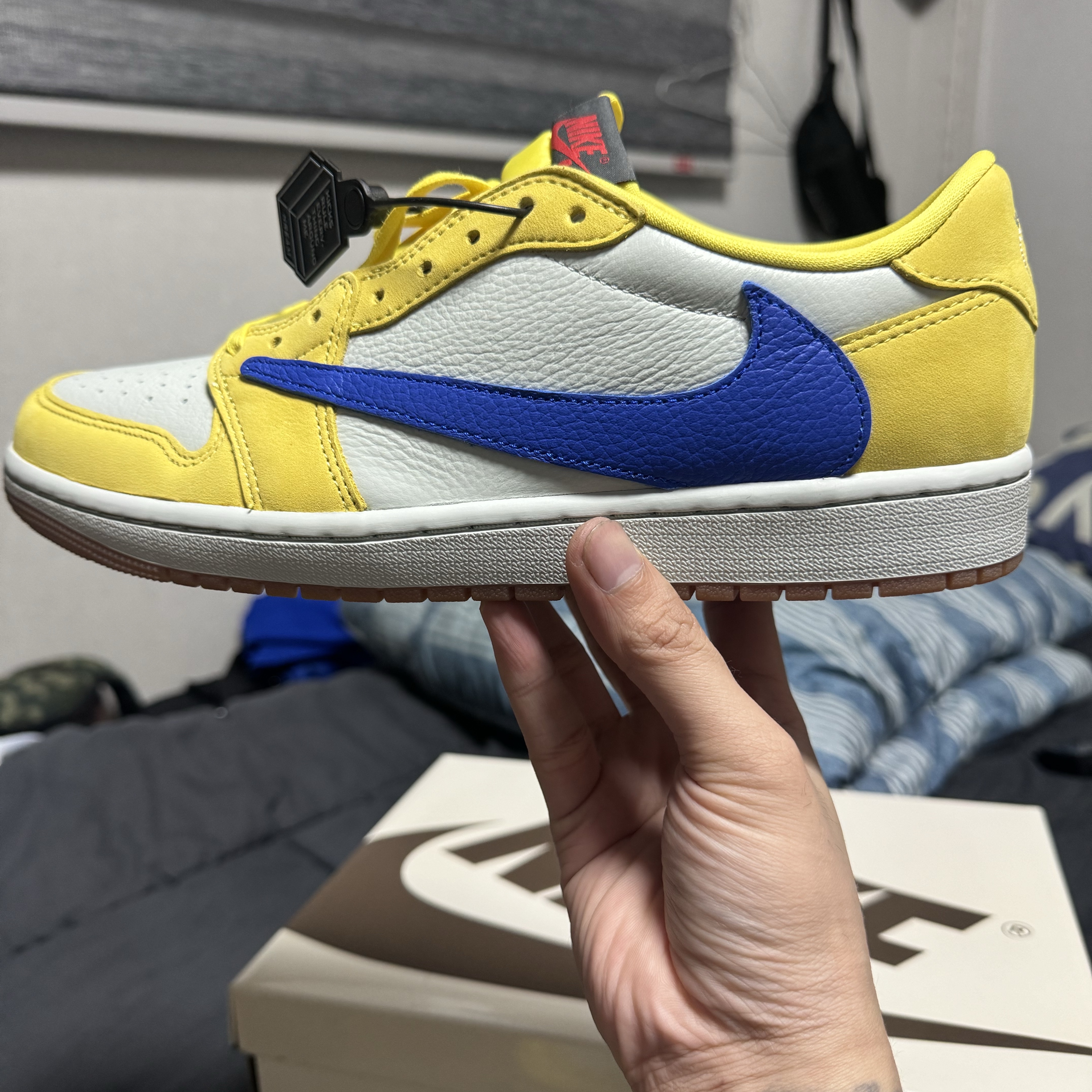 (W) Jordan 1 x Travis Scott Retro Low OG SP Canary 착용 스타일 - 3