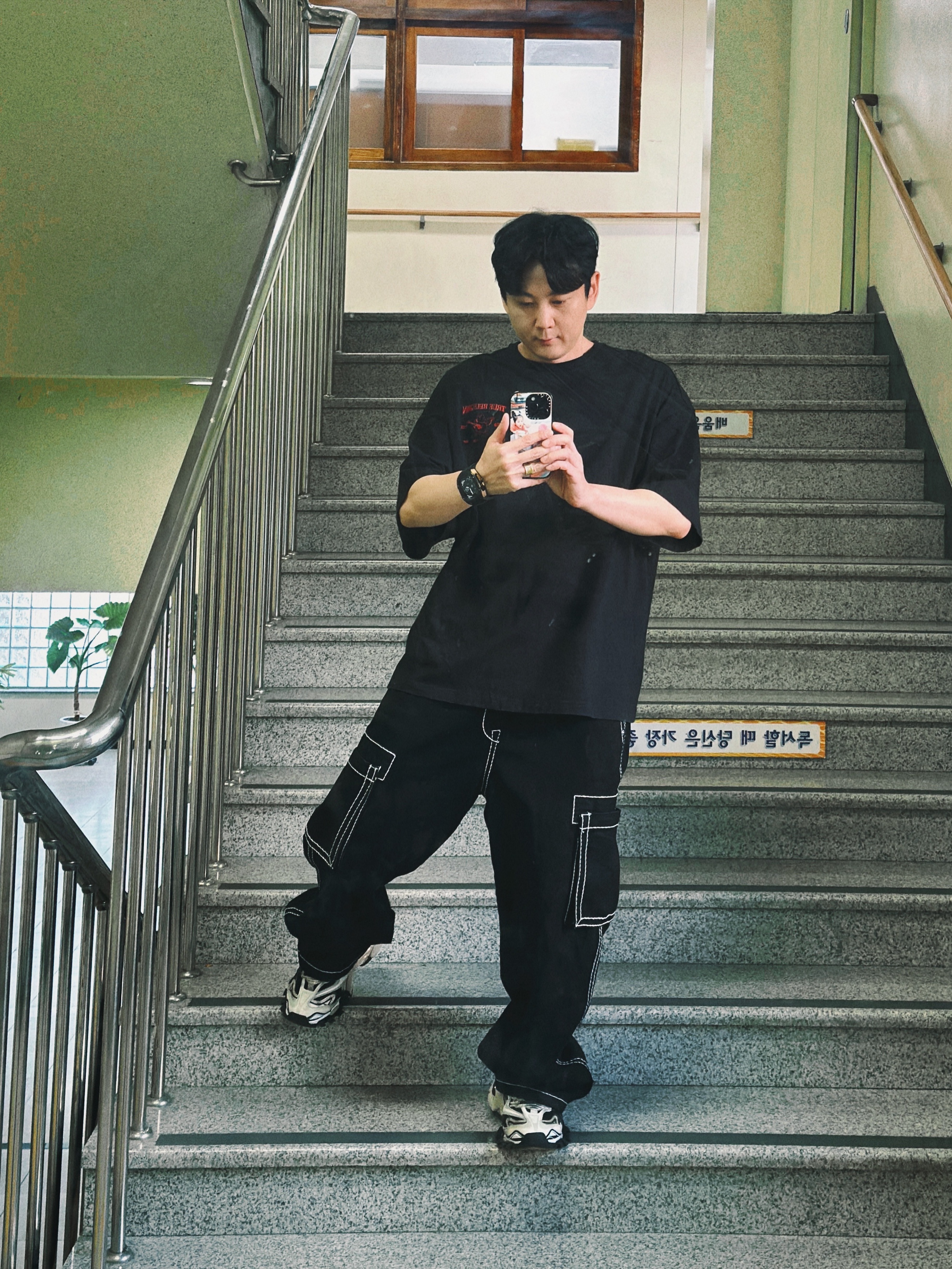 True Religion TR O.G T-Shirt Black, True Religion Classic Cargo Pants Mk-1 Black 착용 스타일 - 1