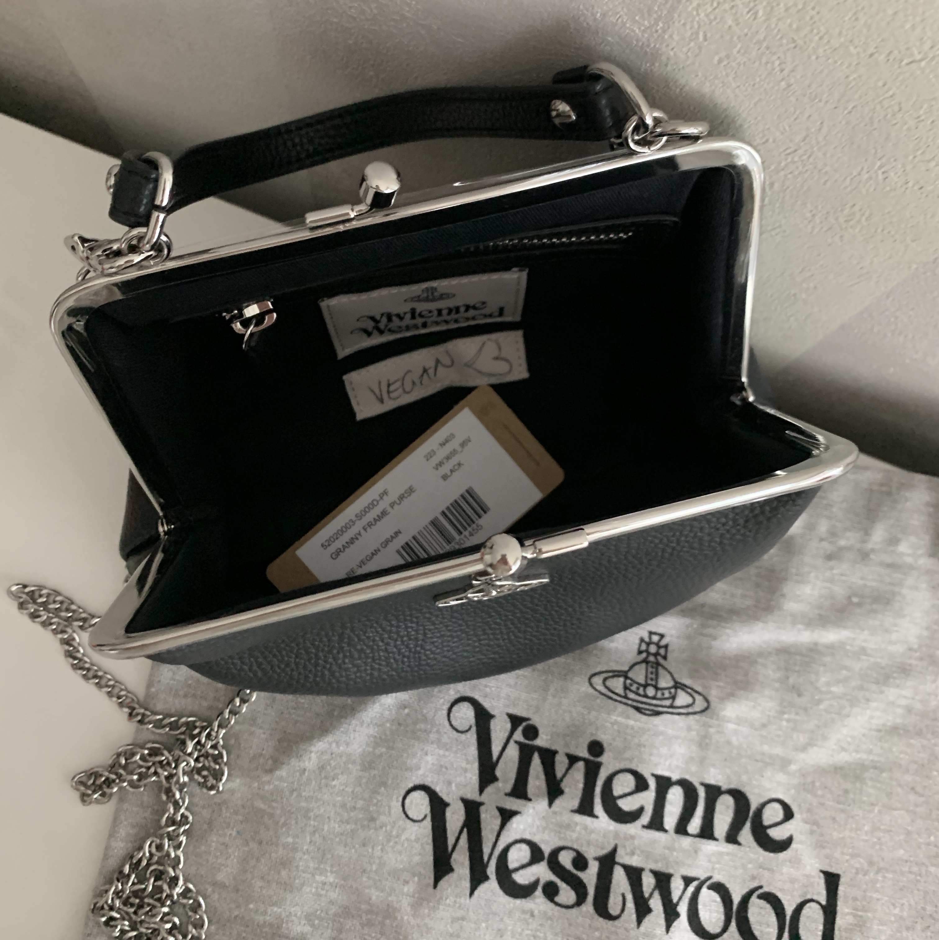 Vivienne Westwood Vegan Leather Granny Frame Purse Black 착용 스타일 - 4
