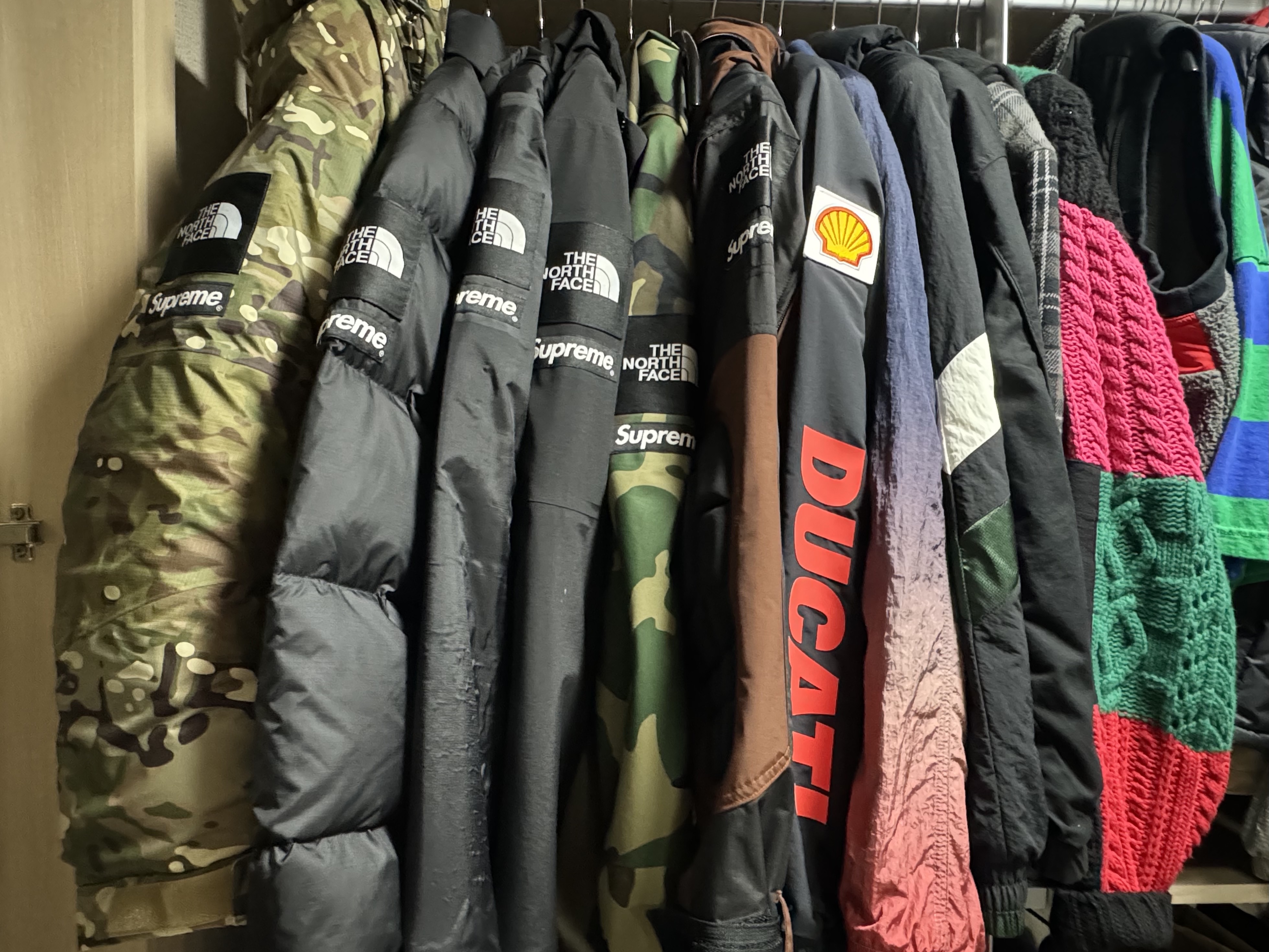 Supreme x The North Face Summit Series Rescue Baltoro Jacket Multi Camo - 22SS, Supreme x The North Face Split Nuptse Jacket Black - 24SS 착용 스타일 - 1