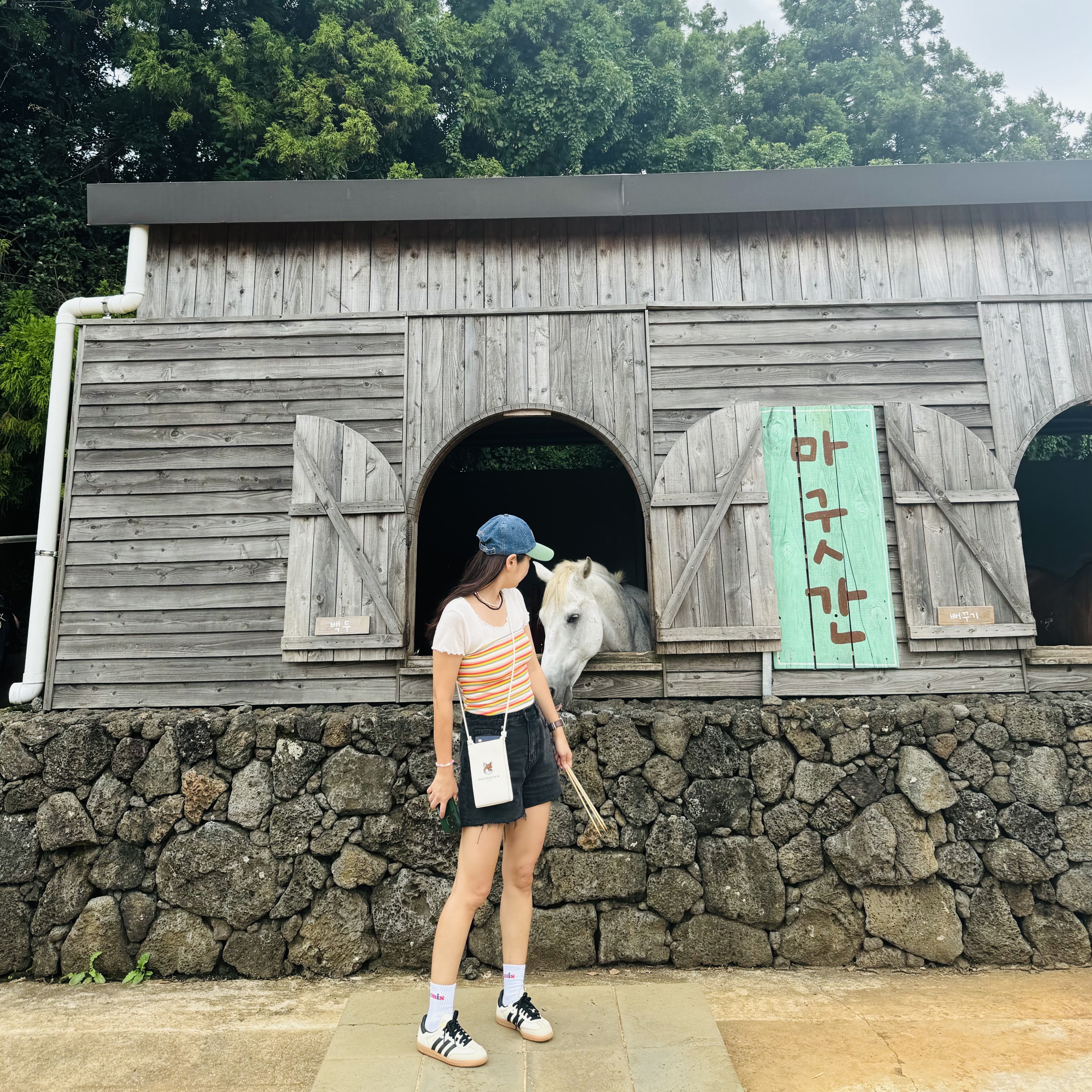 Emis Washed Denim Ball Cap Blue Green, Maison Kitsune x Laneige Crossbody Bag 착용 스타일 - 1