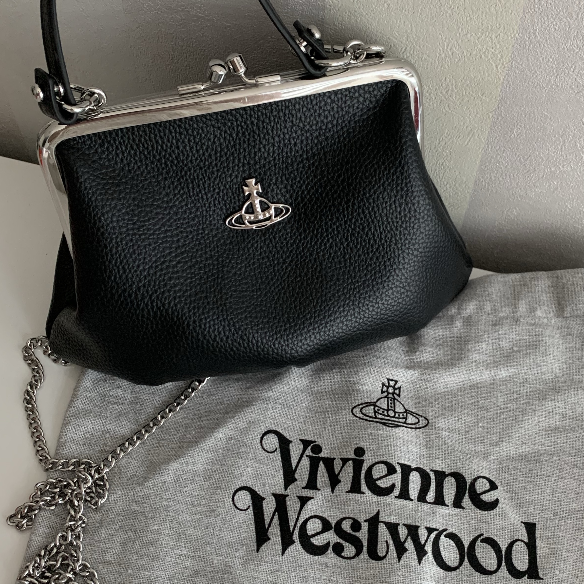 Vivienne Westwood Vegan Leather Granny Frame Purse Black 착용 스타일 - 3