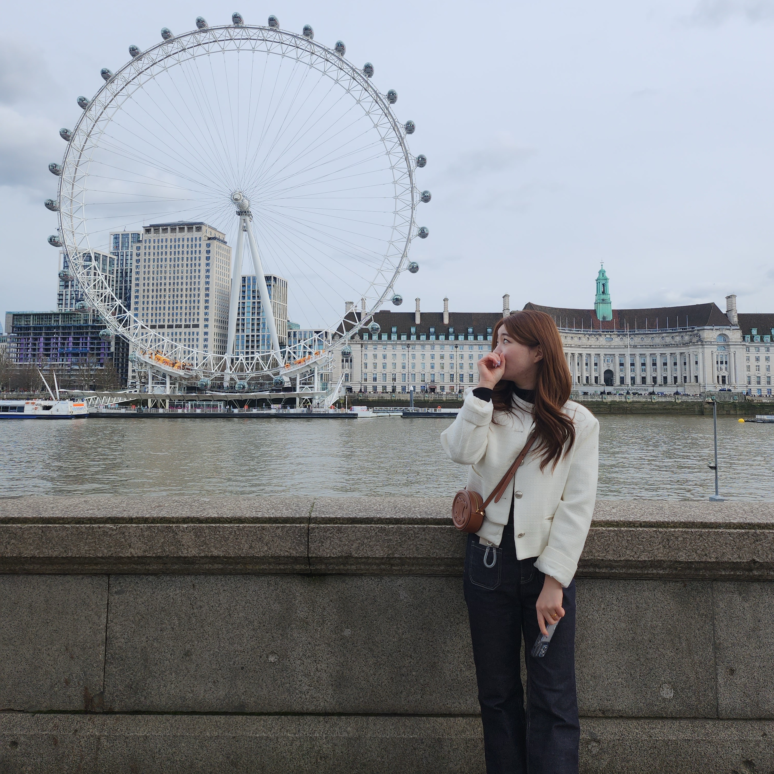 Celine Crossbody Oval Purse Cuir Triomphe in Smooth Calfskin Tan 착용 스타일 - 3