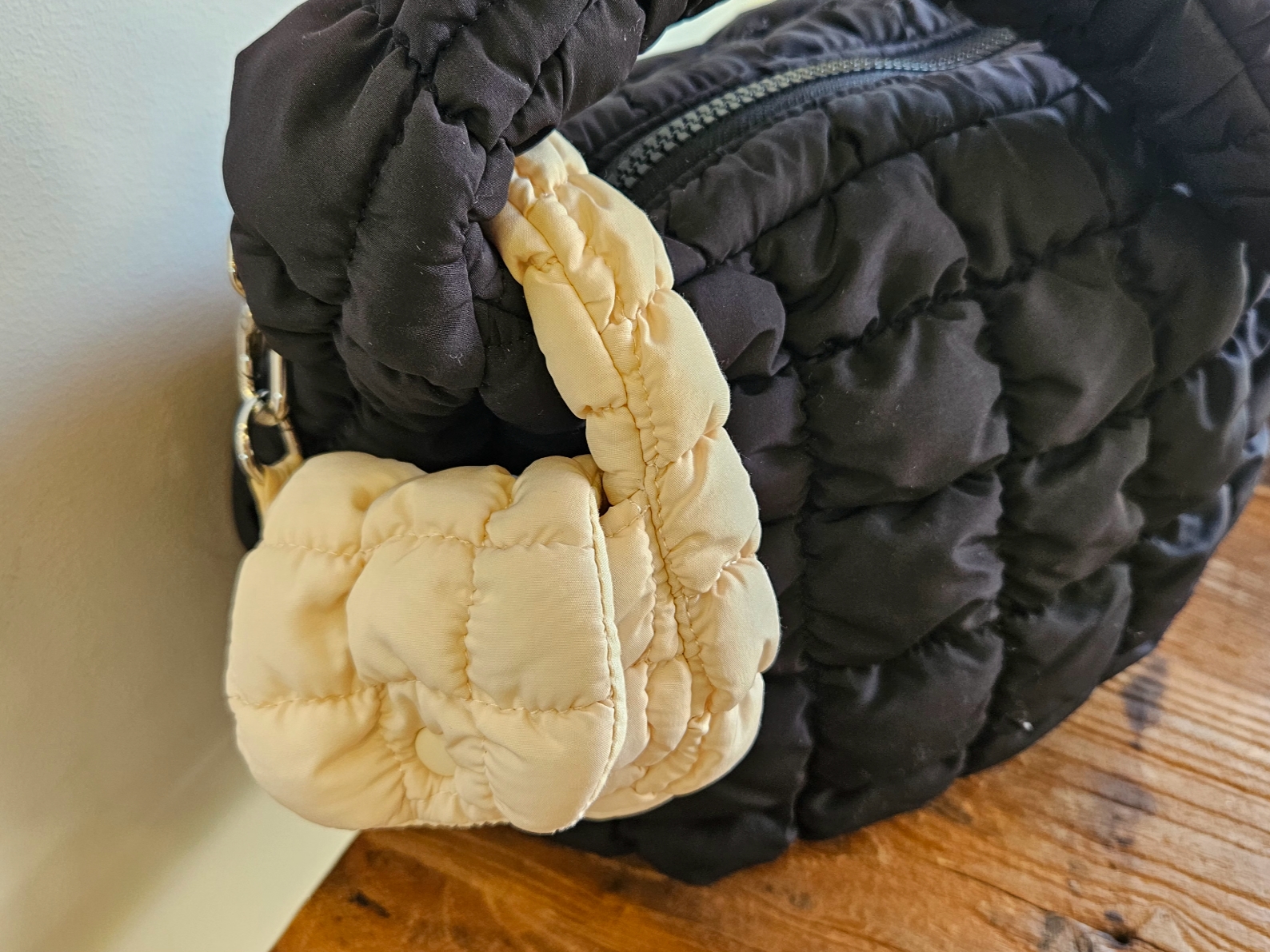 COS Quilted Messenger Bag Black, COS Quilted Nano Bag Beige 착용 스타일 - 7