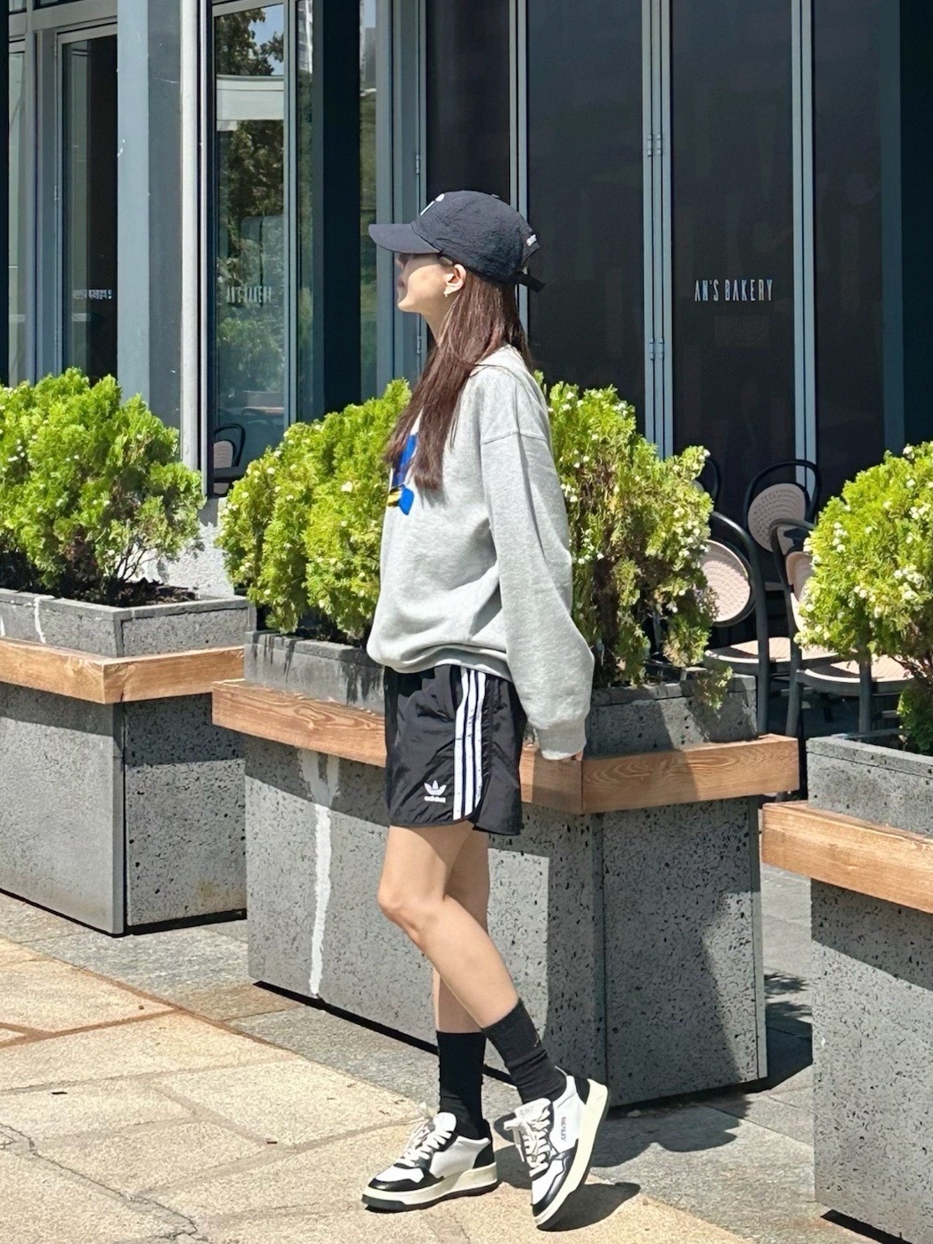 Supreme Seersucker S Logo 6-Panel Black - 24SS, Uniqlo UT x Kaws x Warhol Sweatshirt Heather Gray 착용 스타일 - 1