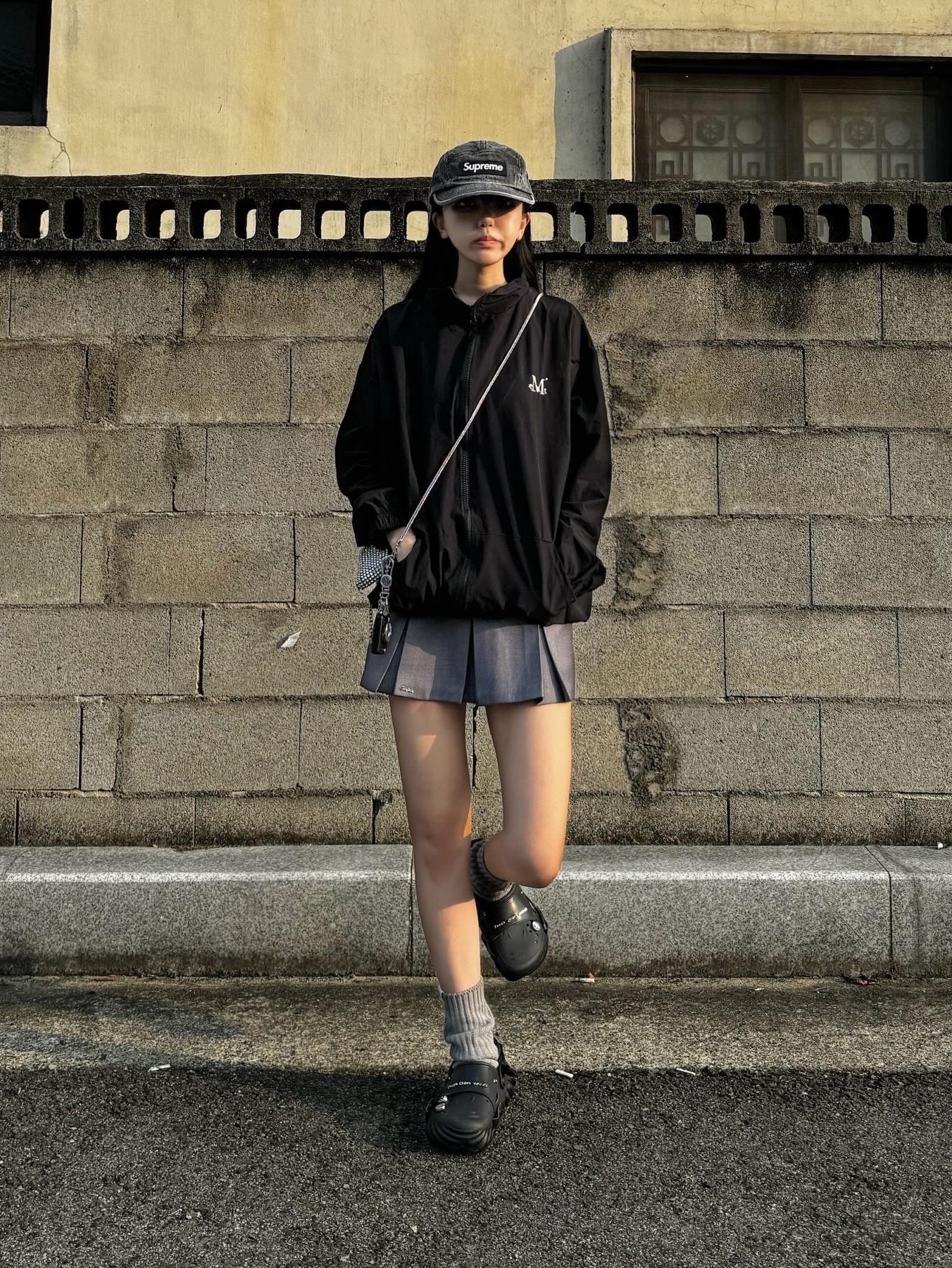Crocs x Feng Chen Wang Echo Clog Black, Supreme Coated Denim Camp Cap Black - 24SS 착용 스타일