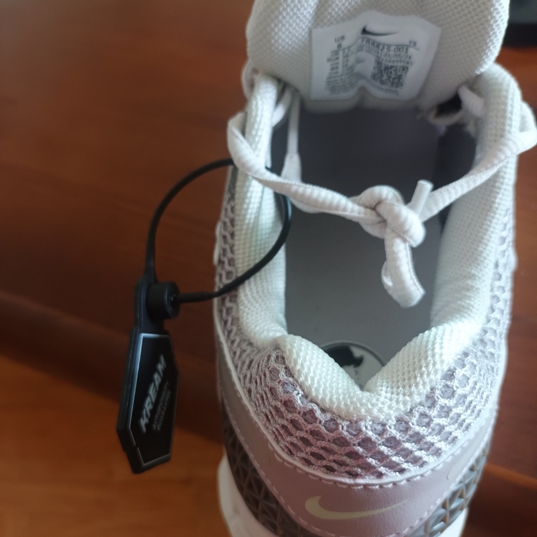 (W) Nike Zoom Vomero 5 Cobblestone and Flat Pewter 착용 스타일 - 2