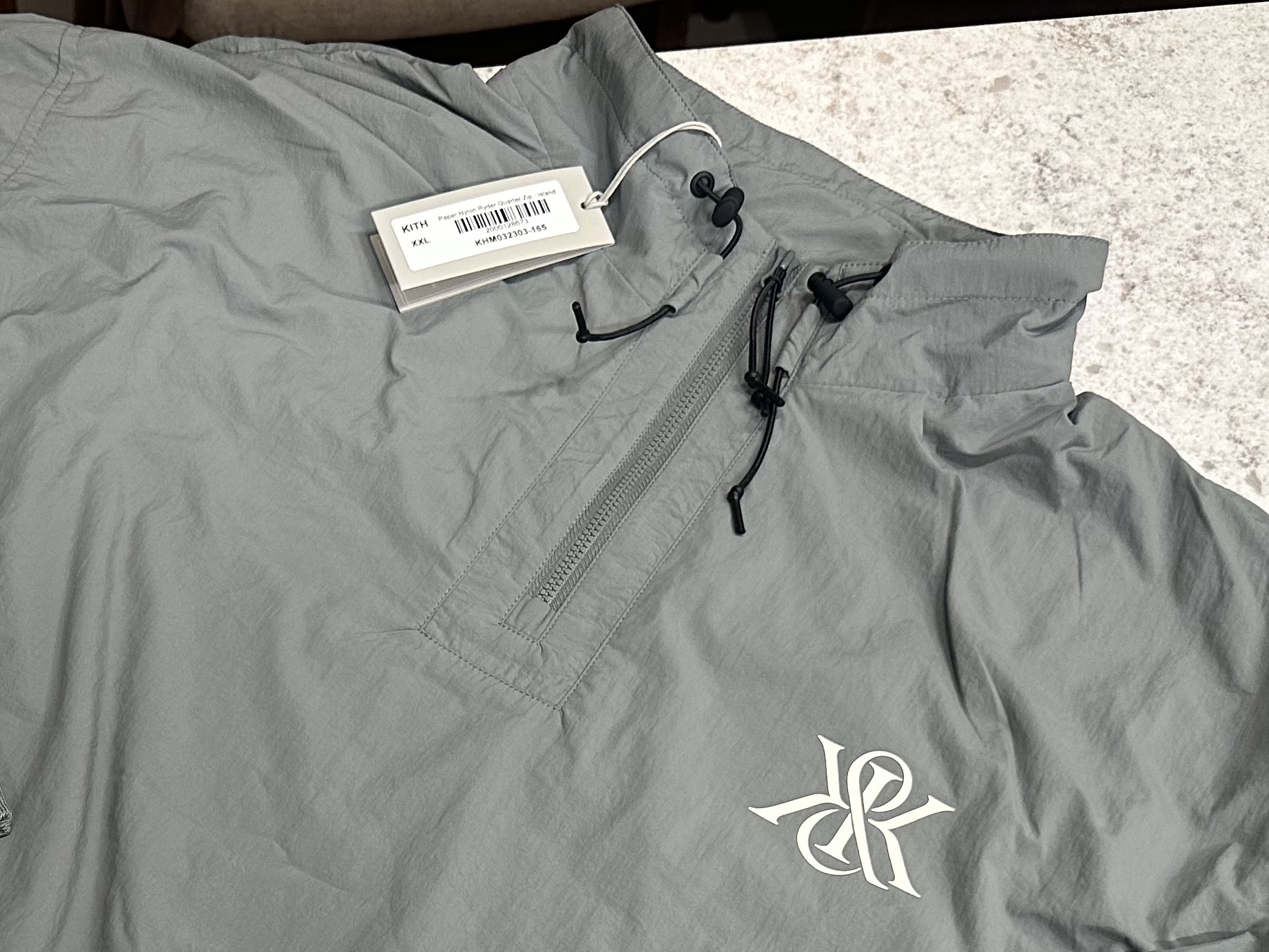 Kith Paper Nylon Ryder Quarter Zip Island, Kith Paper Nylon Ryder Quarter Zip Black 착용 스타일 - 1