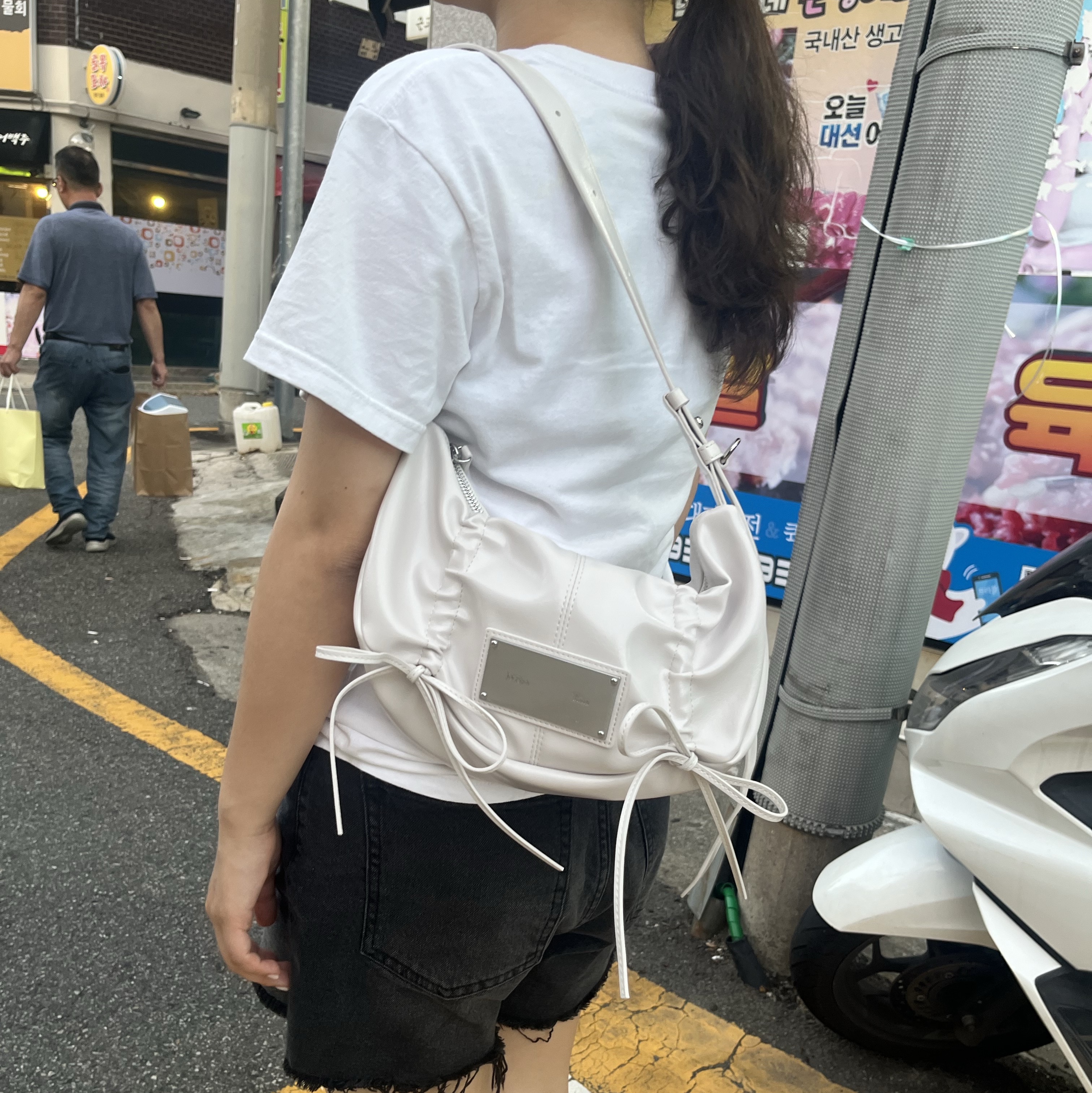 Matin Kim Half Shirring Ribbon Round Bag Ivory 착용 스타일