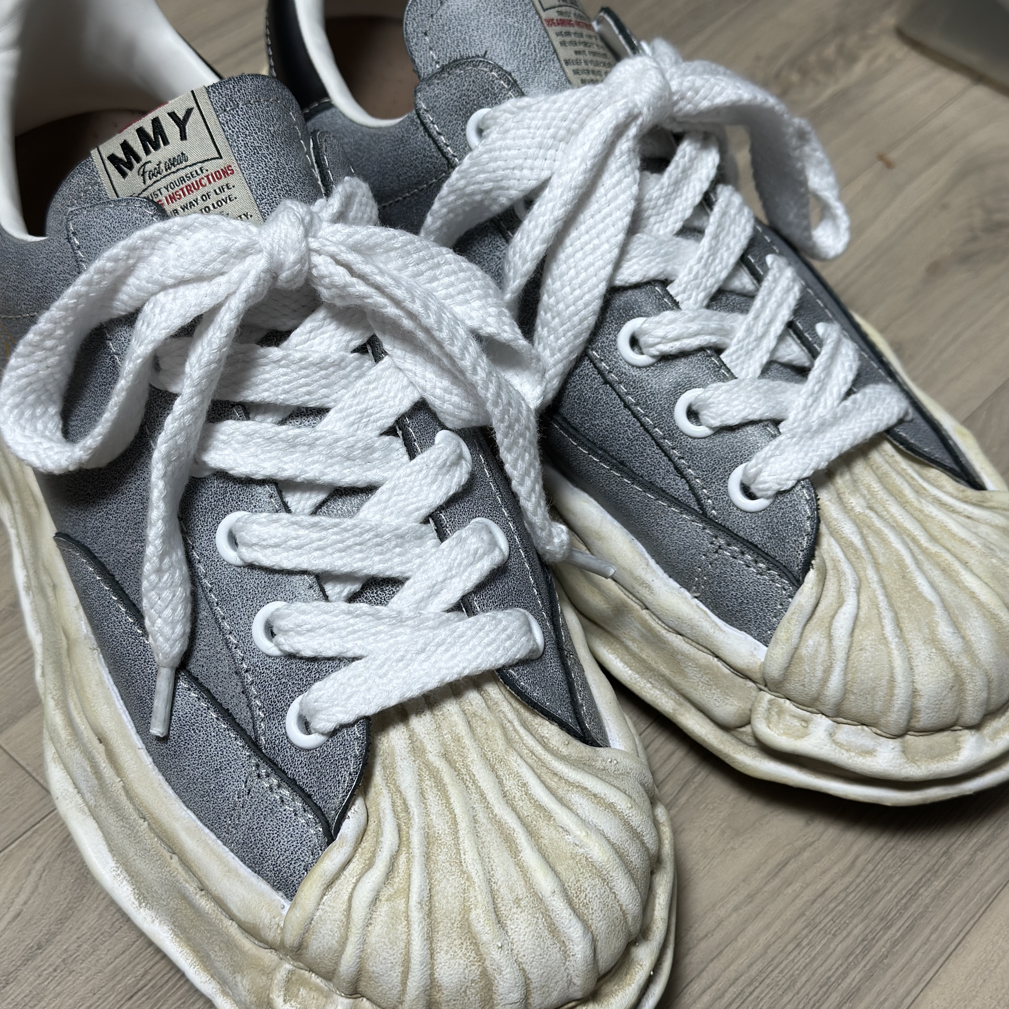 Maison Mihara Yasuhiro Blakey VL OG Sole Leather Low-top Sneakers Black 착용 스타일 - 1