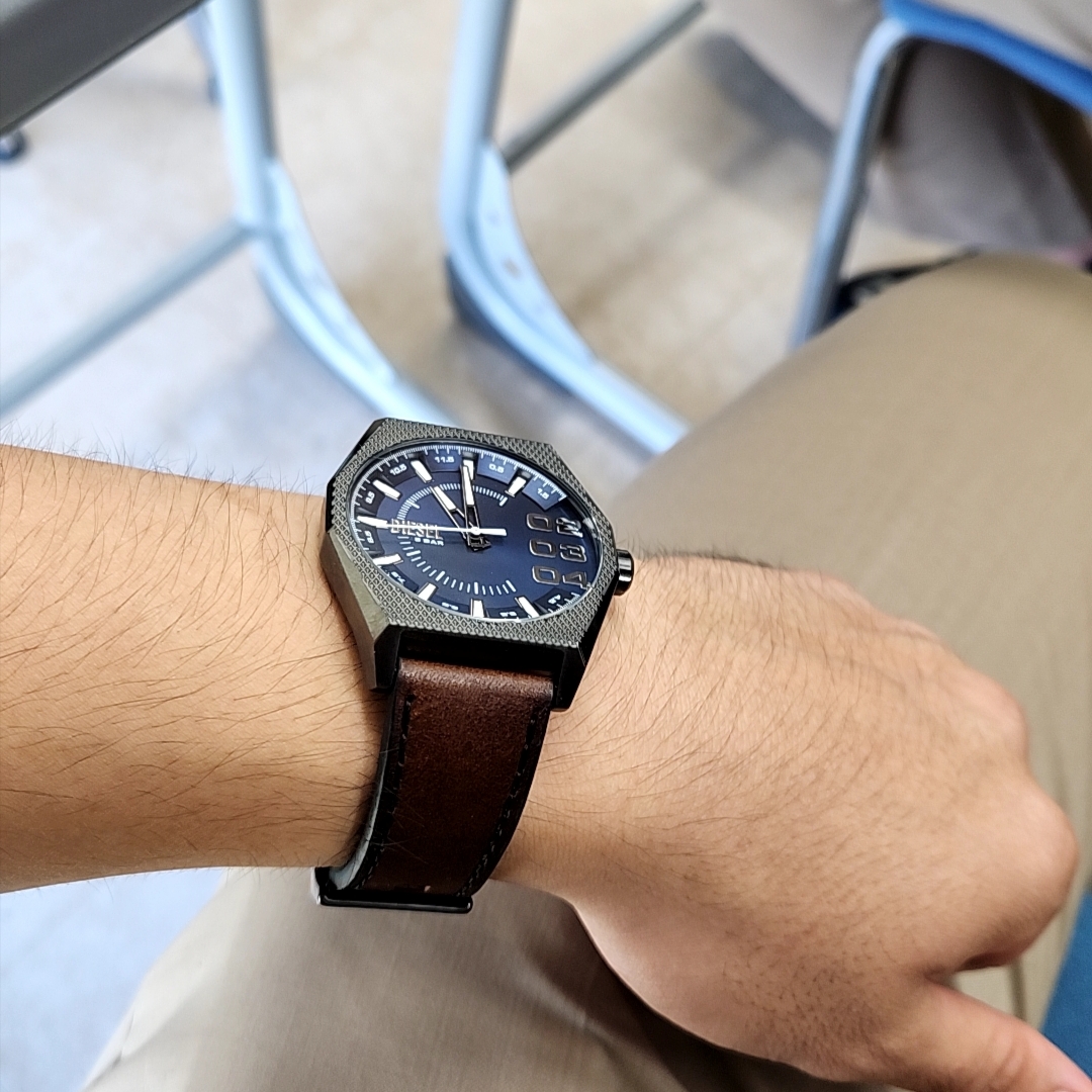 Diesel Dz2189 Scaper Quartz Three-Hand 44mm Blue Sunray Black Leather Brown 착용 스타일