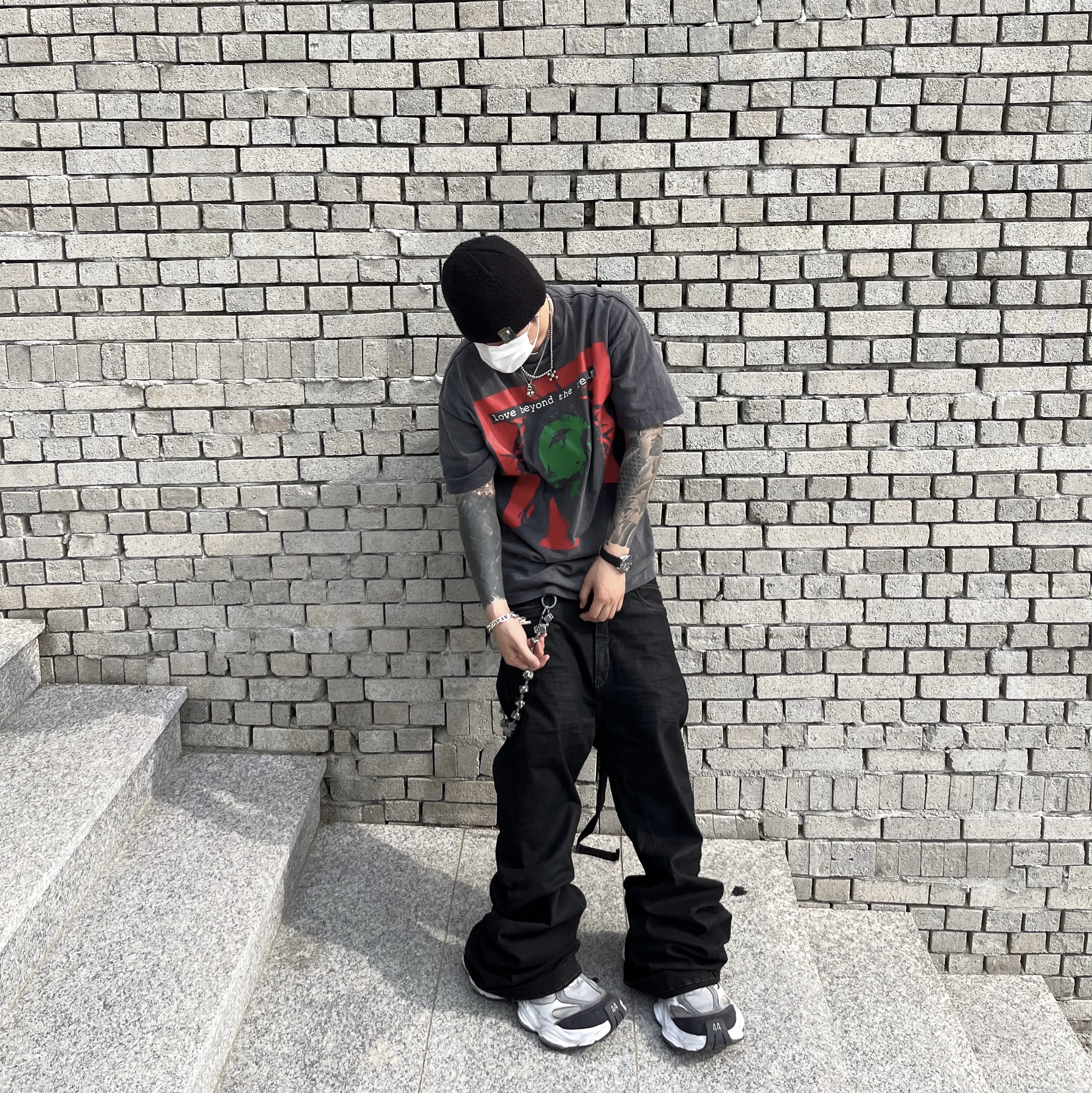 Saint Mxxxxxx x Kosuke Kawamura S/S T-Shirt Love Beyond Black - 24SS, Balenciaga Cargo Sneakers White Grey 착용 스타일 - 1