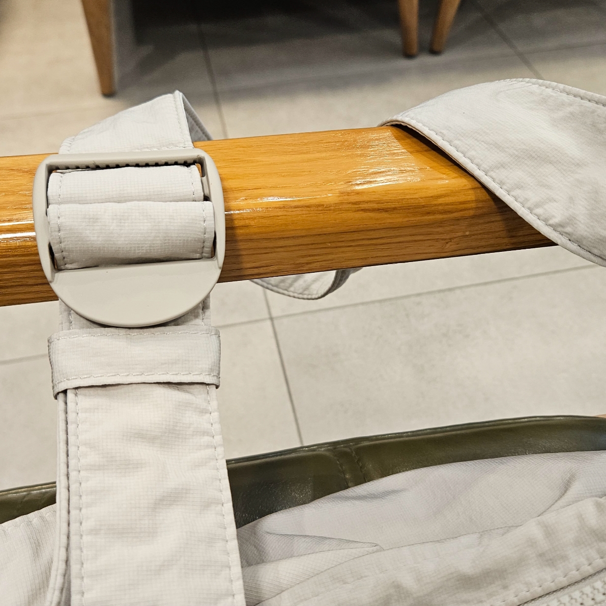 COS Nylon Crossbody Saddle Bag Light Grey Stone 착용 스타일 - 2