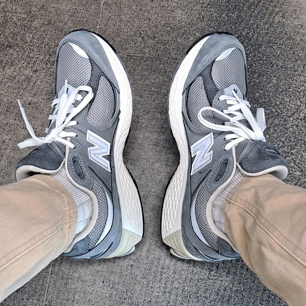 New Balance 2002R Premium Vintage Grey 착용 스타일 - 1
