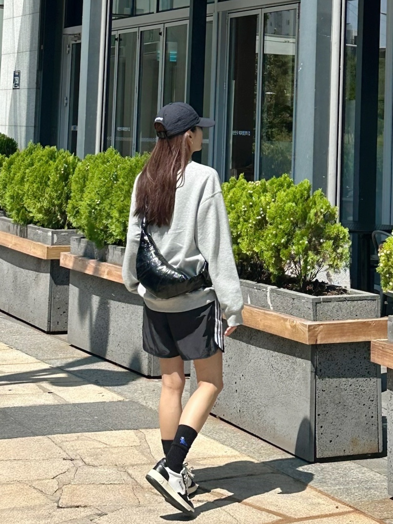 Supreme Seersucker S Logo 6-Panel Black - 24SS, Uniqlo UT x Kaws x Warhol Sweatshirt Heather Gray 착용 스타일 - 4